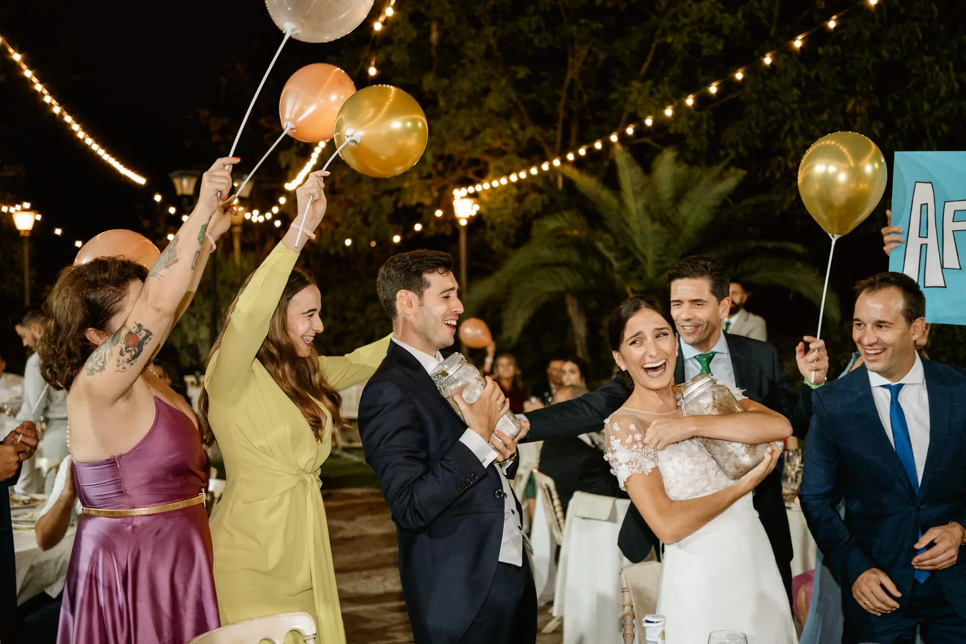 Rocío y Alberto entre los invitados y los globos, en Jerez de los Caballeros
