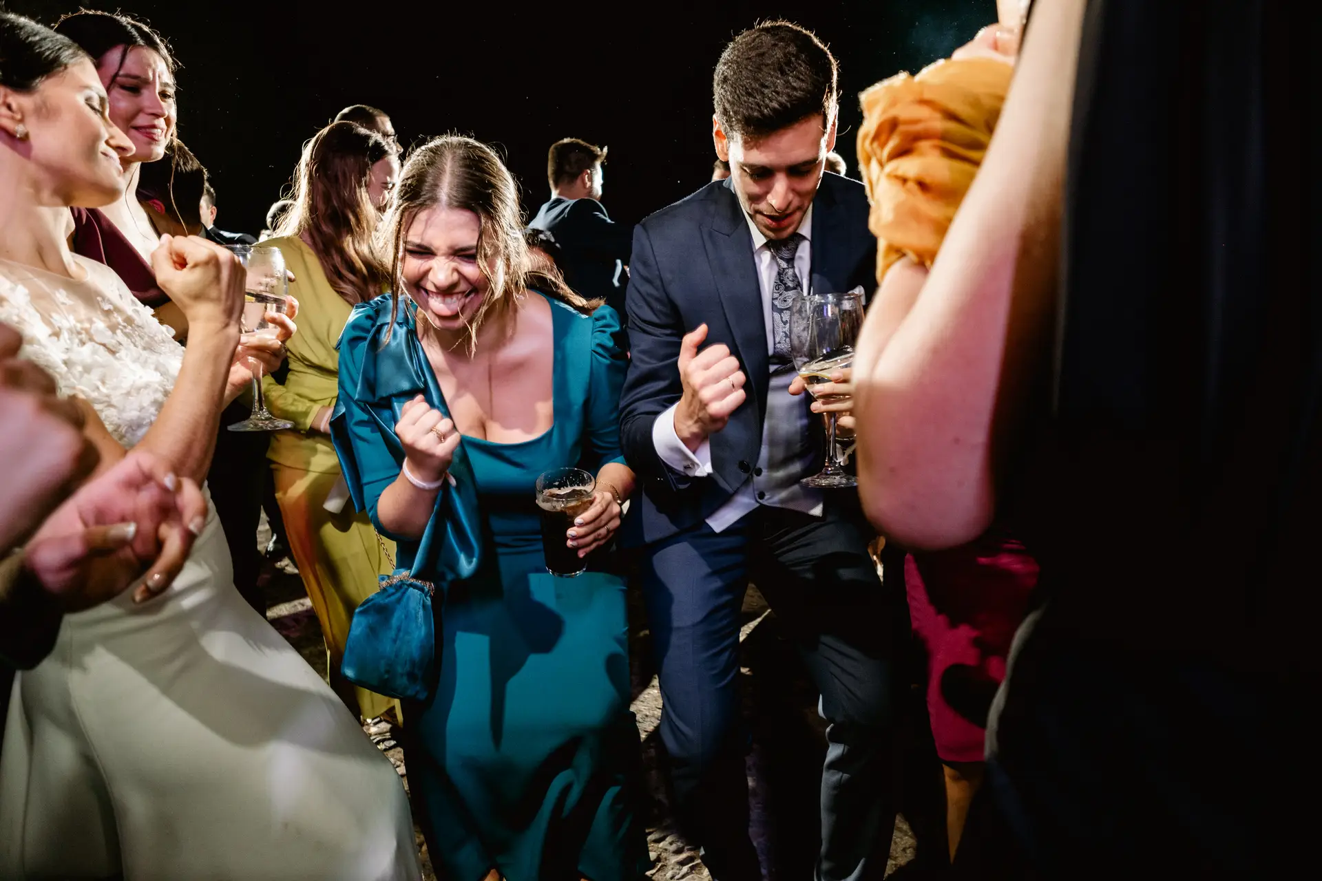 Rocío baila con sus amigos, en Jerez de los Caballeros