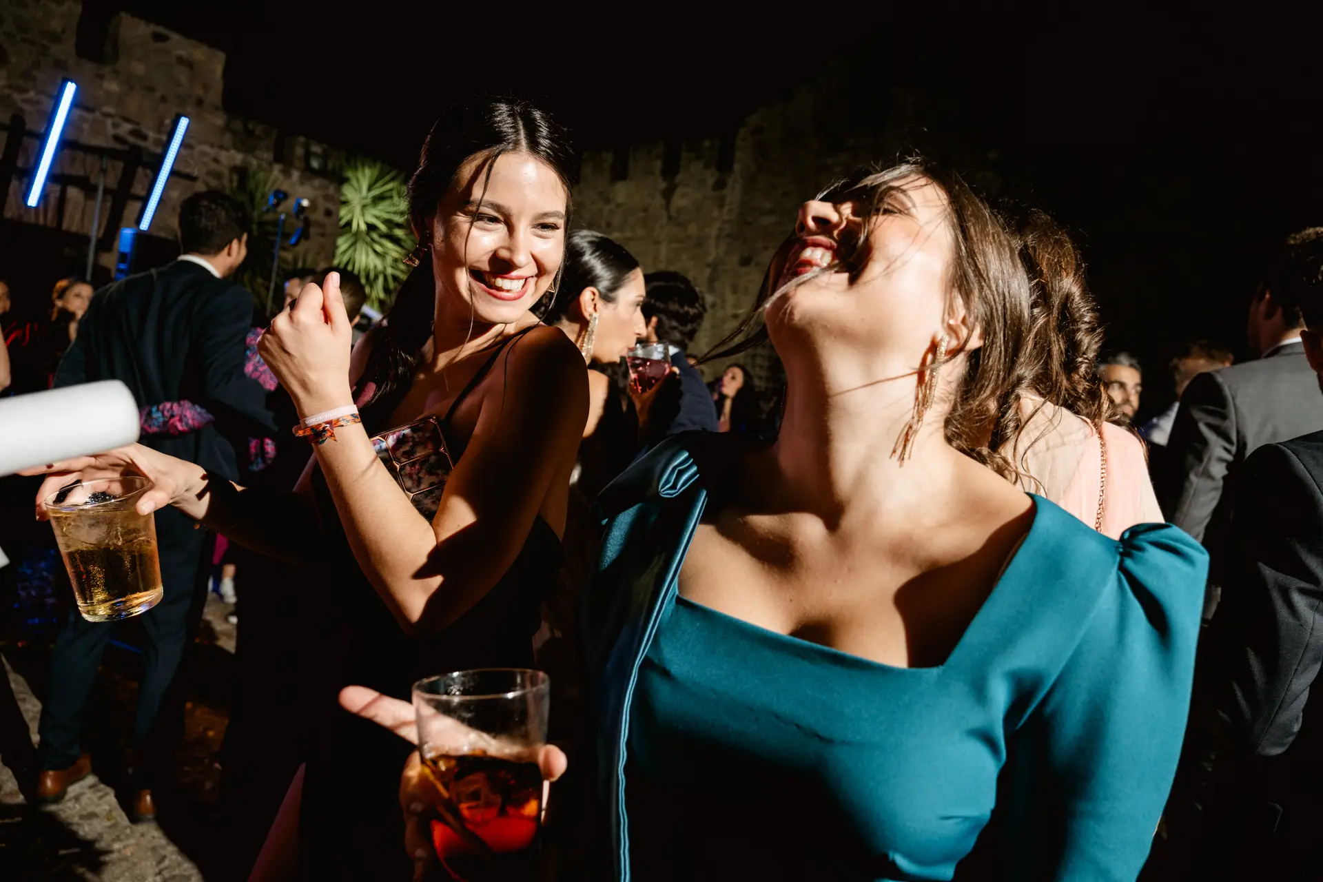 Una invitada se ríe en la pista de baile, en Jerez de los Caballeros