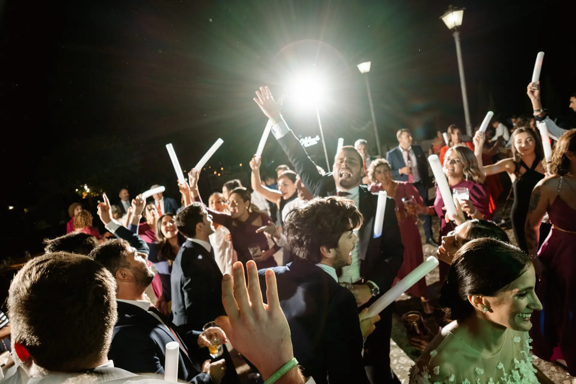 Invitados bailando con barras de luz, en Jerez de los Caballeros