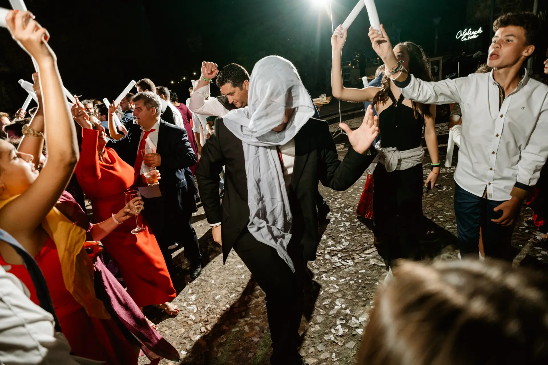 Un invitado baila con un pañuelo en la cabeza, en Jerez de los Caballeros