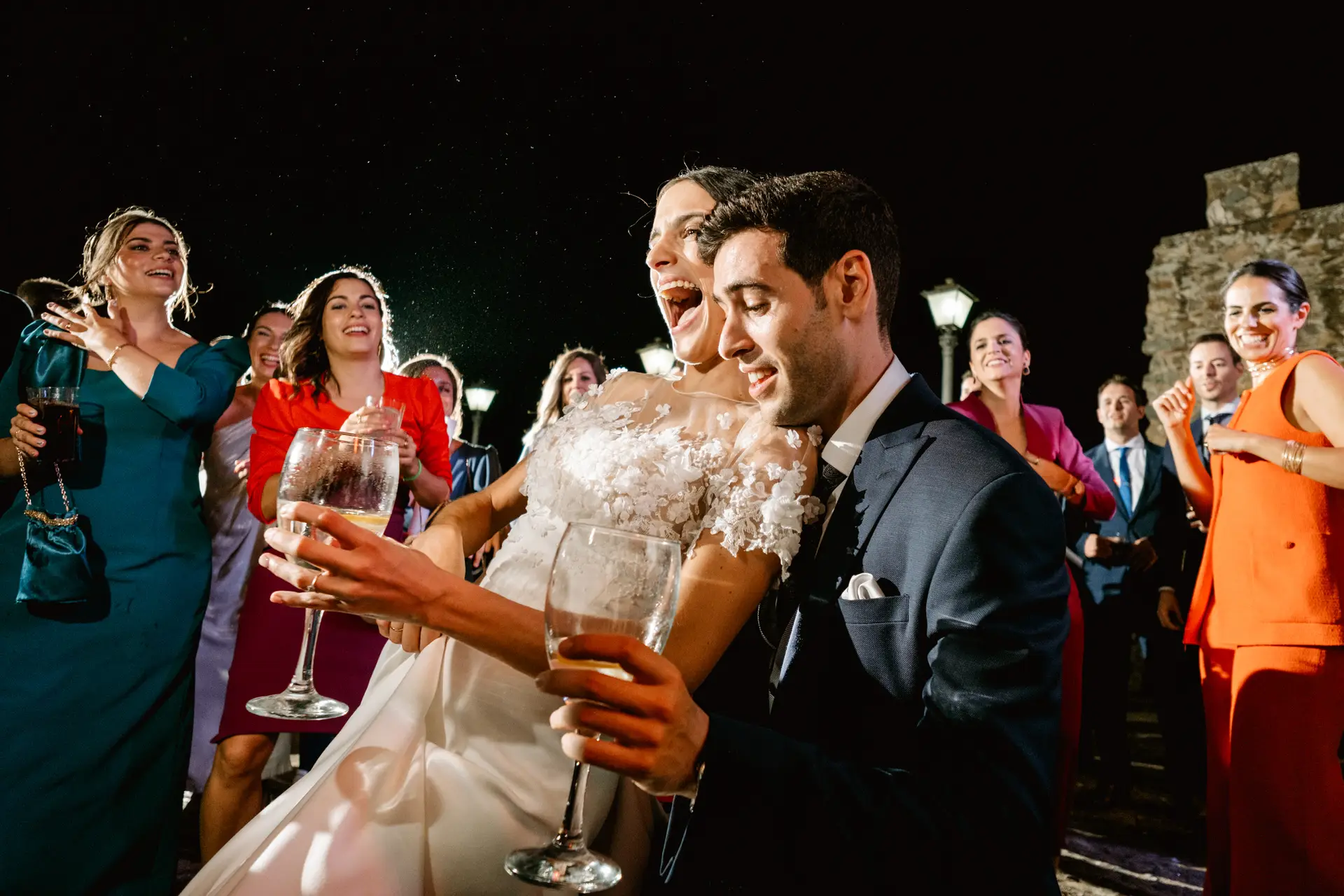 Rocío y Alberto con sus copas entre los invitados, en Jerez de los Caballeros