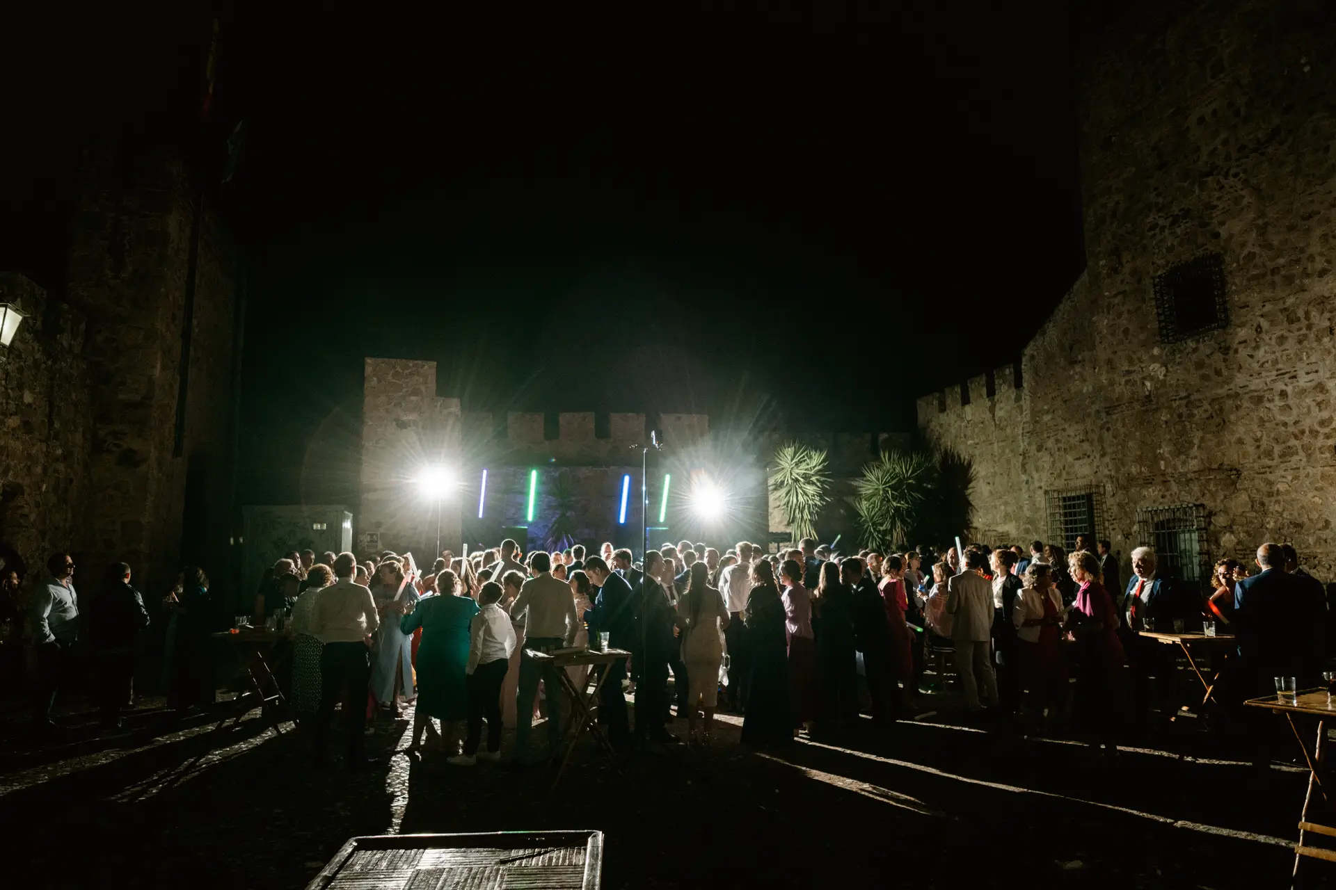 La fiesta de noche a los pies del castillo