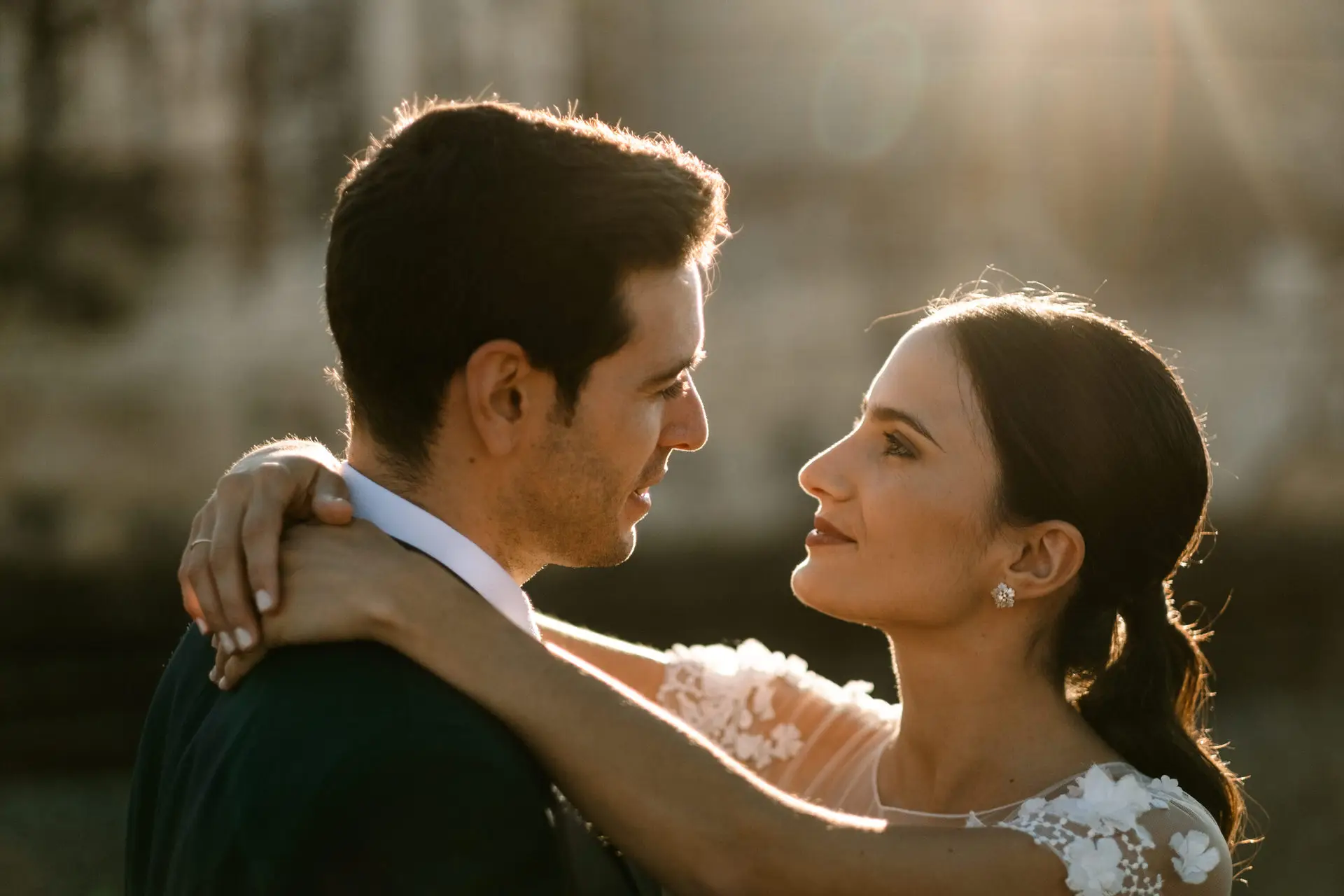 Rocío y Alberto abrazados a contraluz durante su postboda