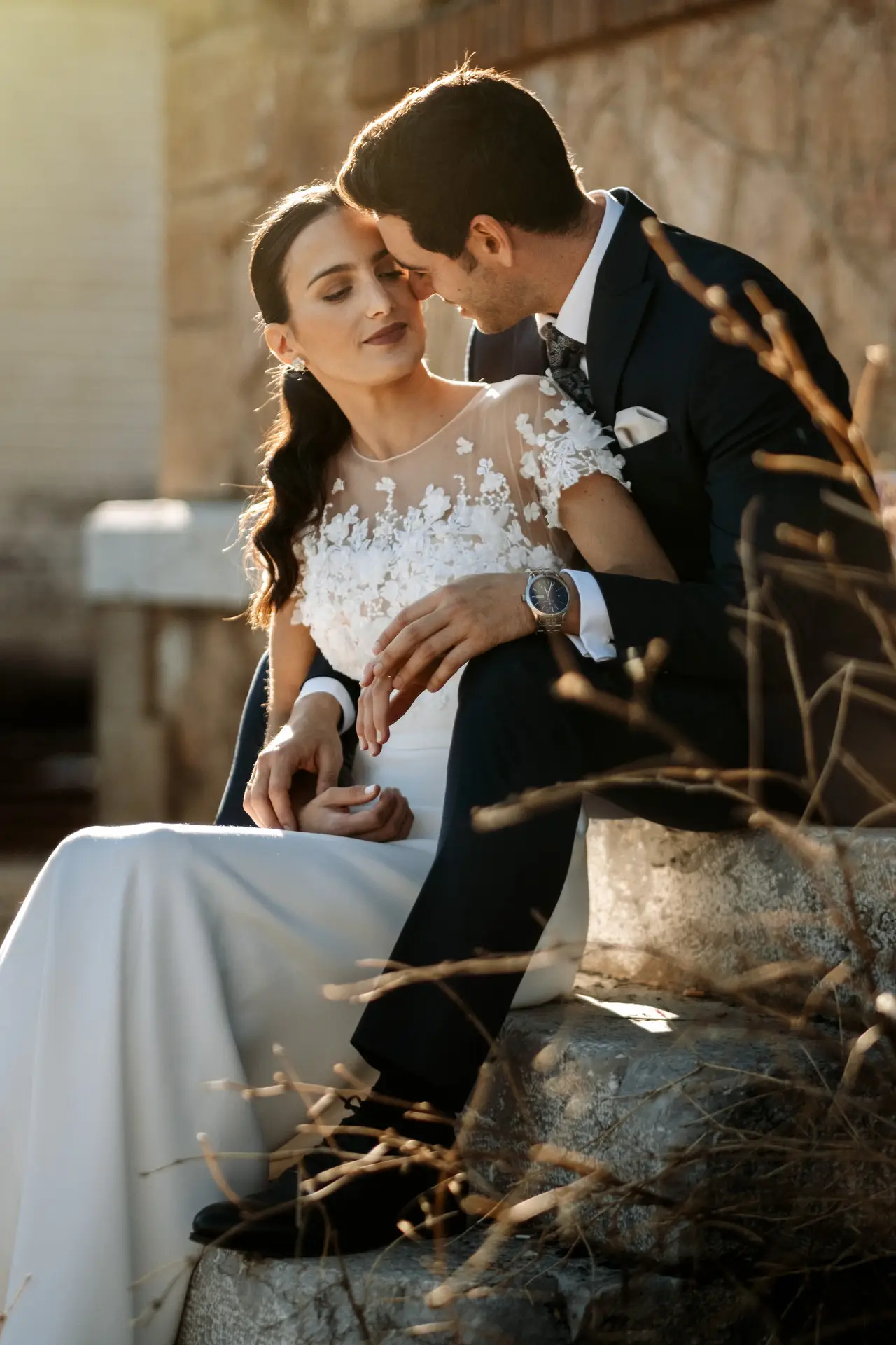 Rocío y Alberto se besan sentados entre hierbas secas, en su postboda
