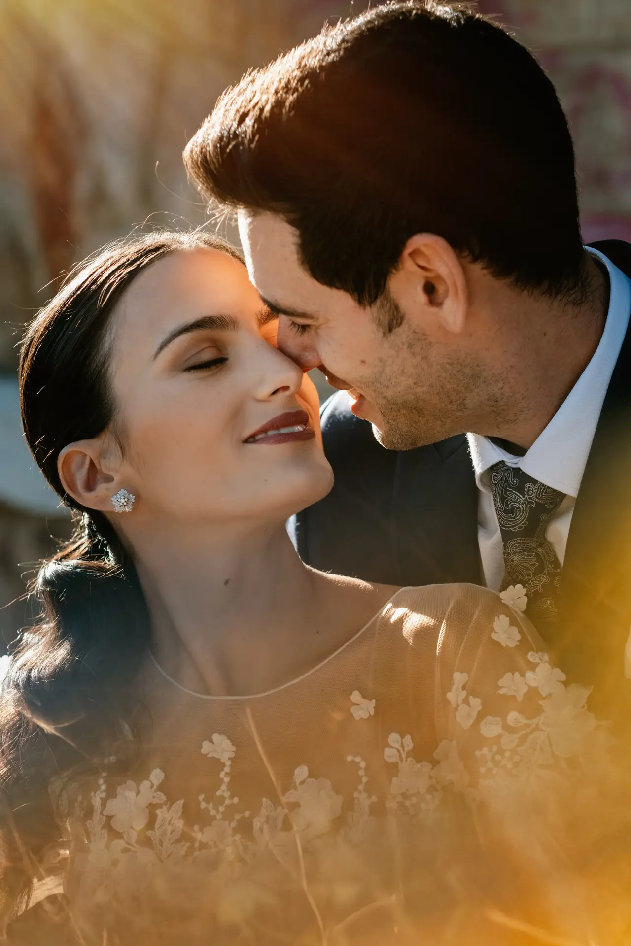 Rocío y Alberto, cara con cara, con la luz dorada de la postboda