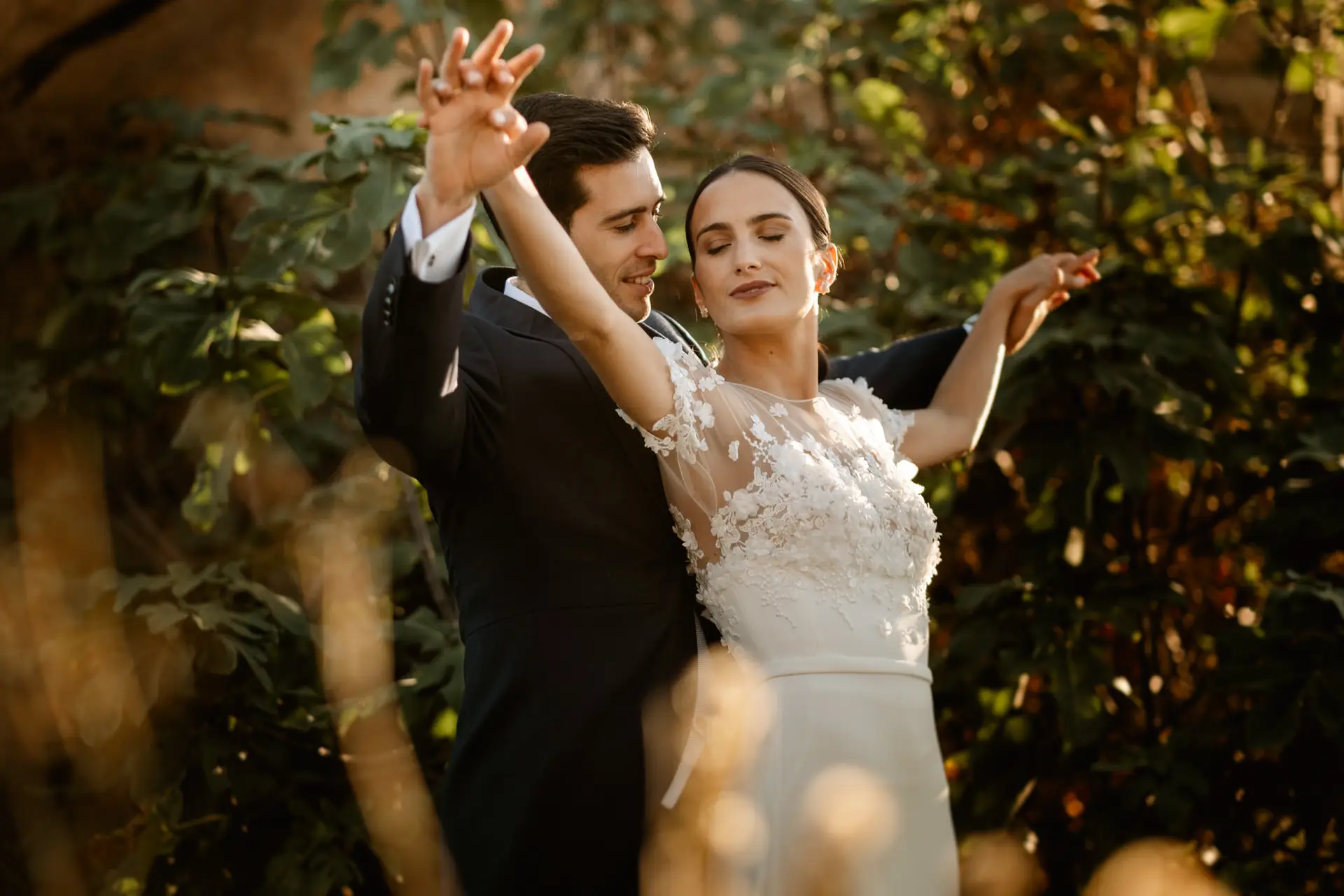 Rocío y Alberto bailan entre la vegetación durante su postboda