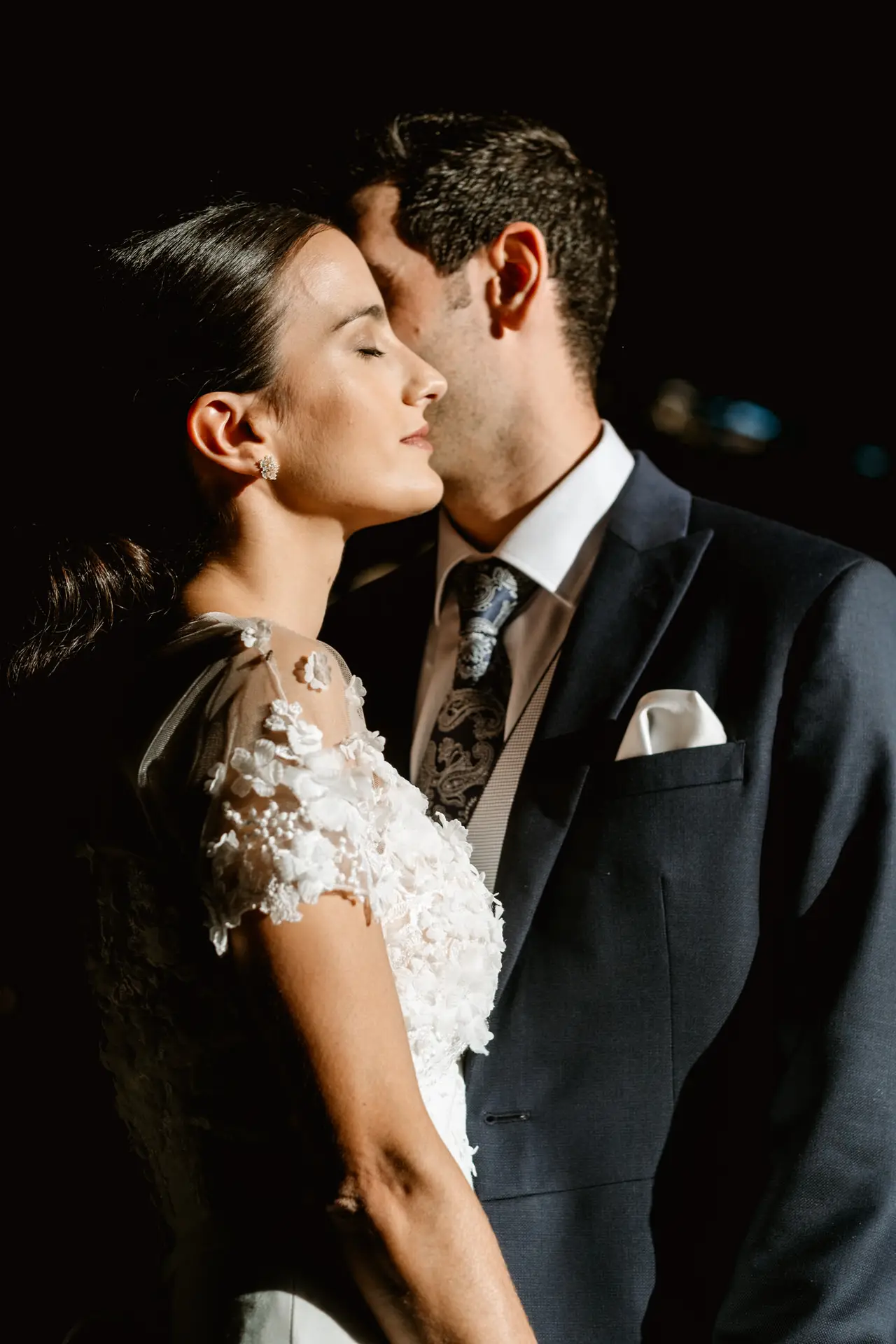 Alberto besa la mejilla de Rocío durante su postboda