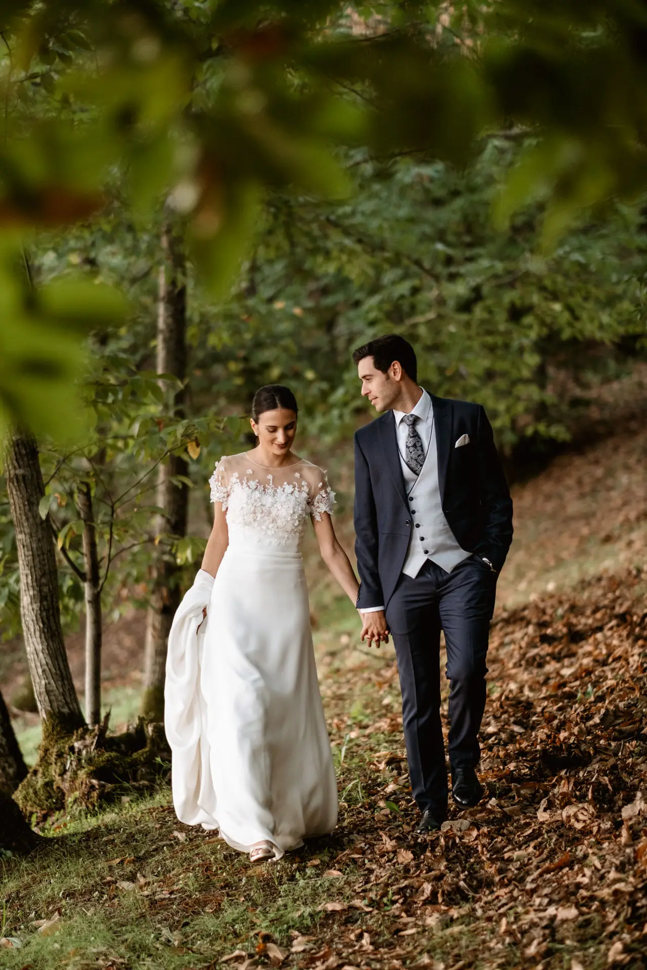 Rocío y Alberto pasean por un bosque en su postboda