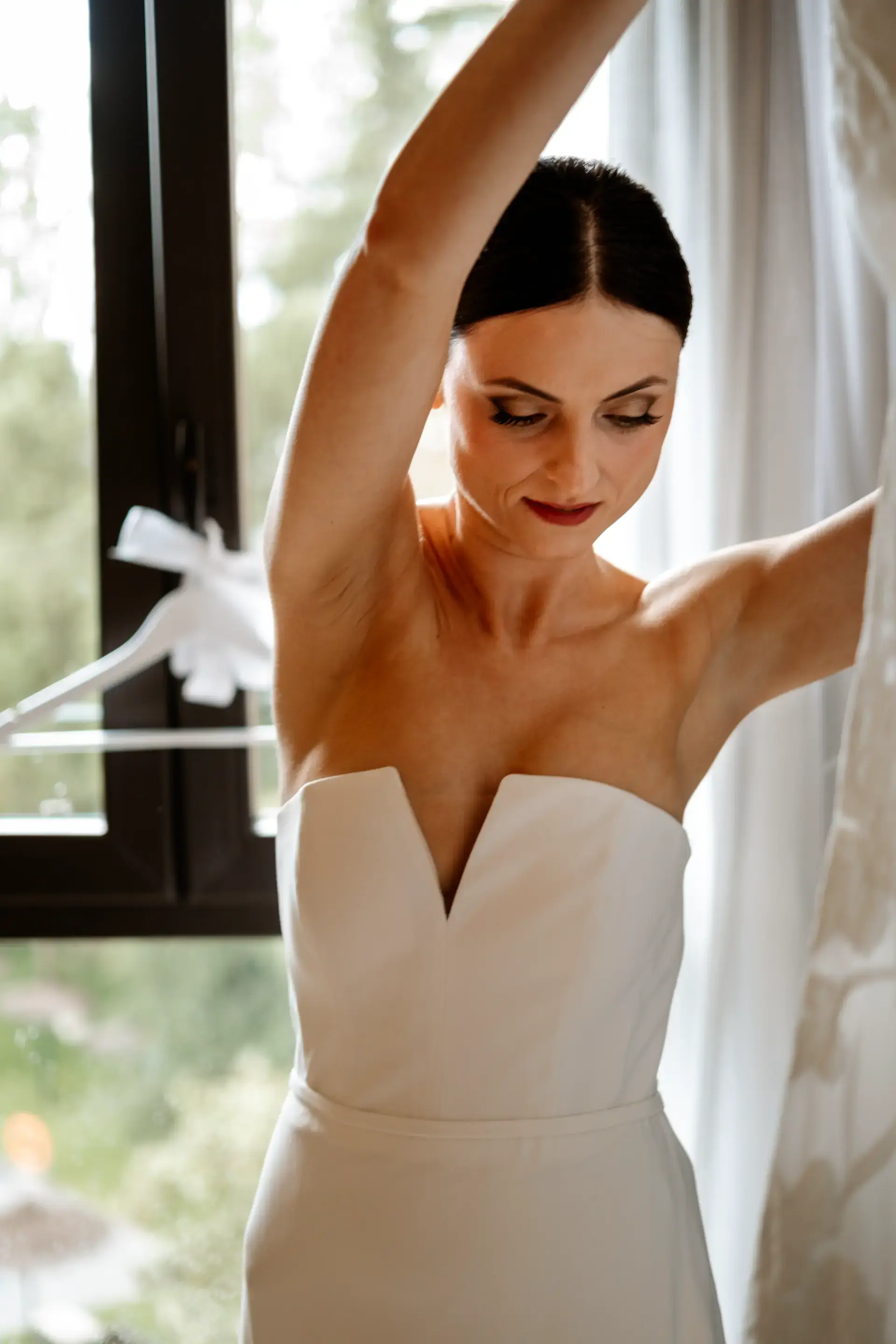 La novia se pone el vestido junto a la ventana, en Cáceres