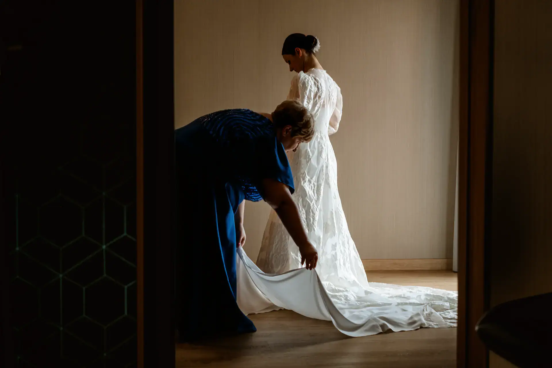 La madre de la novia le coloca la cola del vestido, en Cáceres