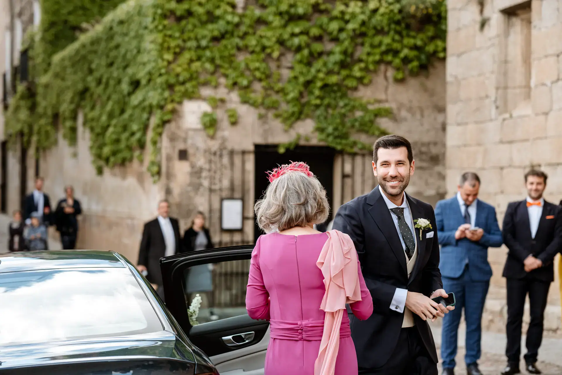 El novio espera a la novia en la plaza de San Mateo, en Cáceres