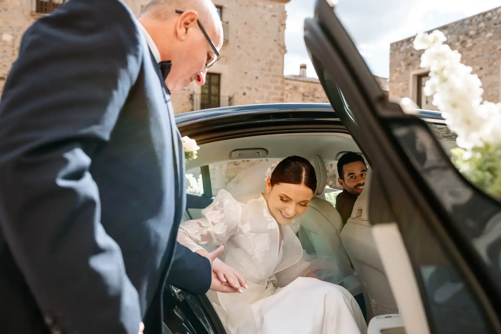 La novia sale del coche ante la iglesia de San Mateo