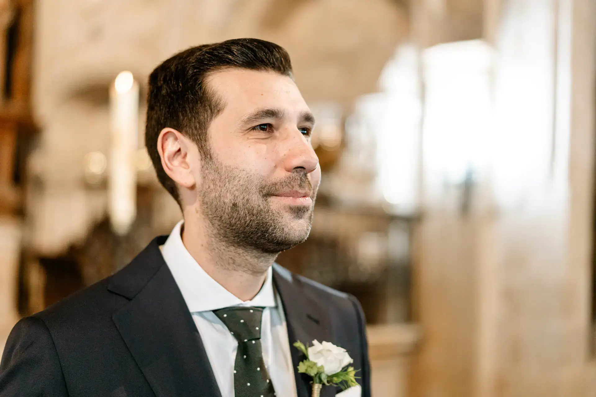 El novio espera a la novia en el altar, en Cáceres