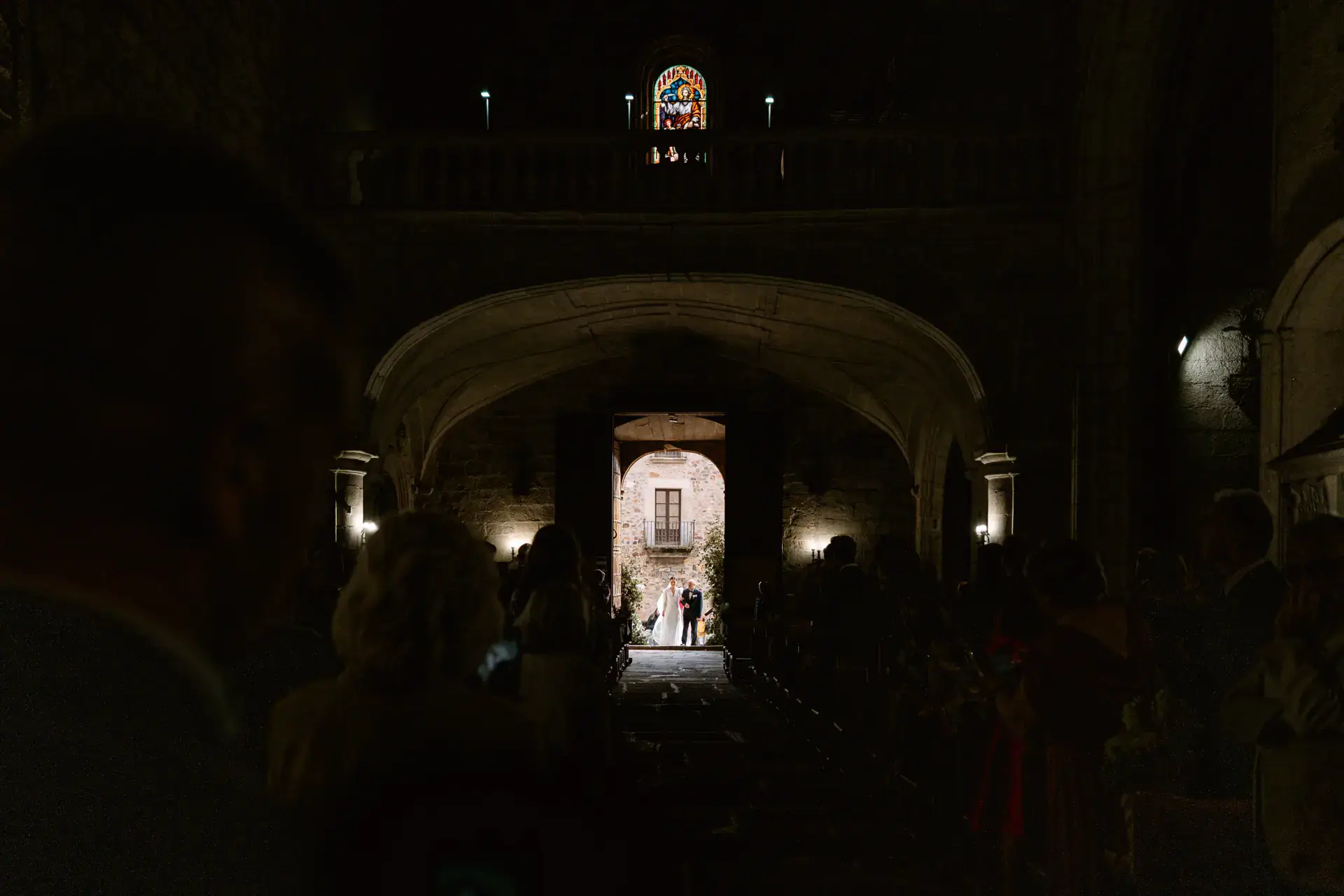 La entrada de la iglesia de San Mateo vista desde dentro, en penumbra
