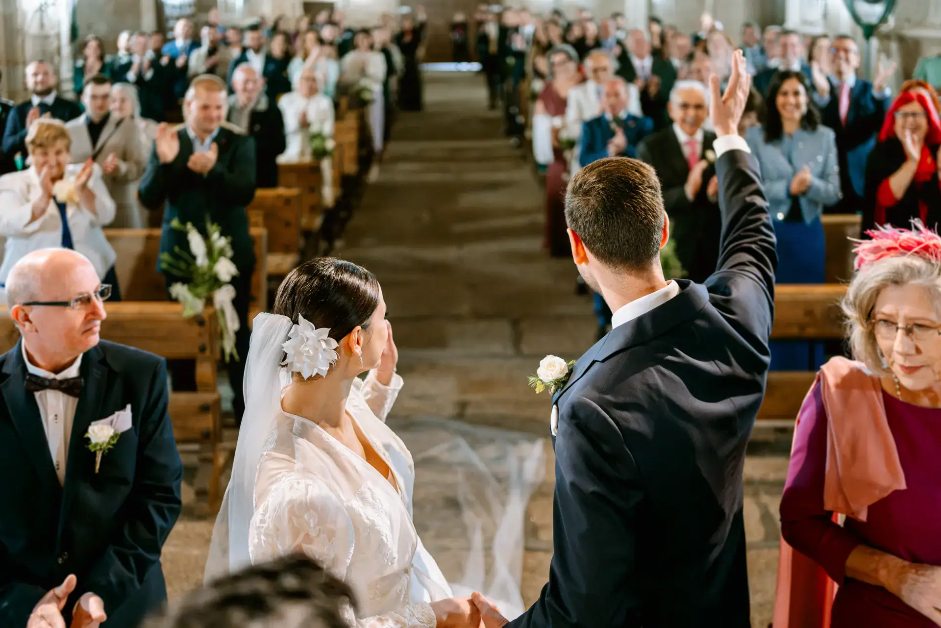 El novio saluda a los invitados desde el altar, en Cáceres