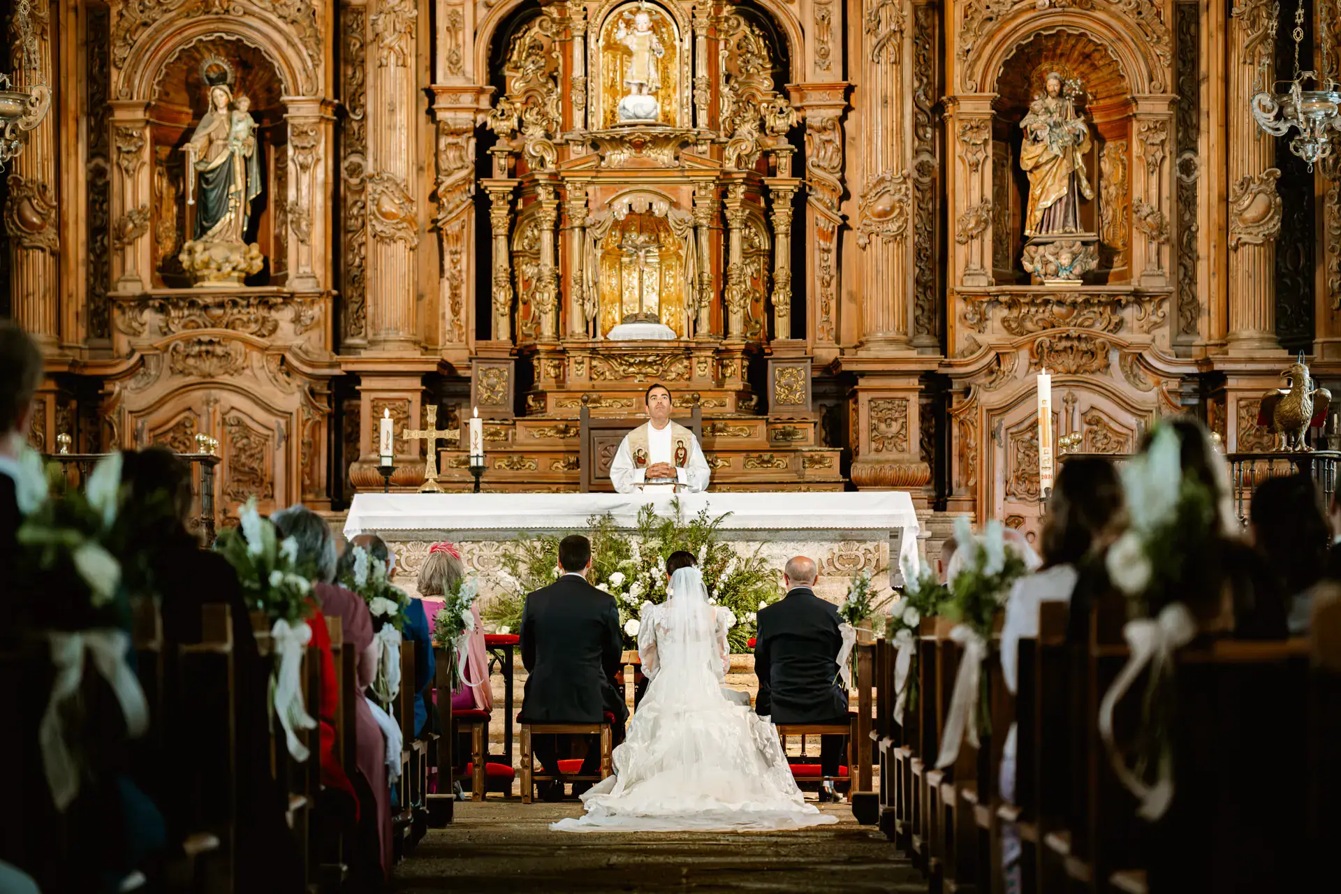 La ceremonia ante el retablo de la iglesia de San Mateo