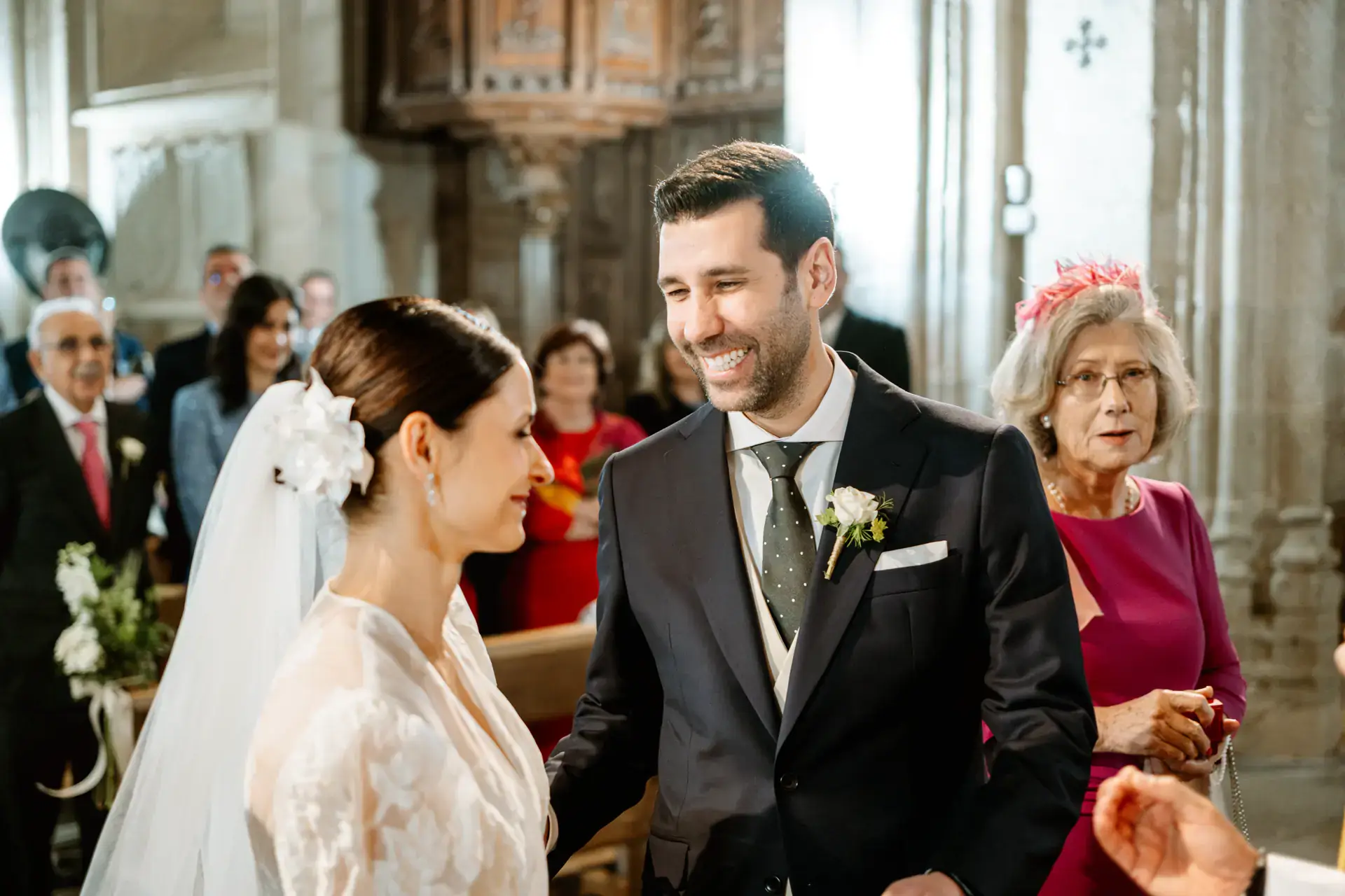 Los novios se ríen durante la ceremonia, en Cáceres