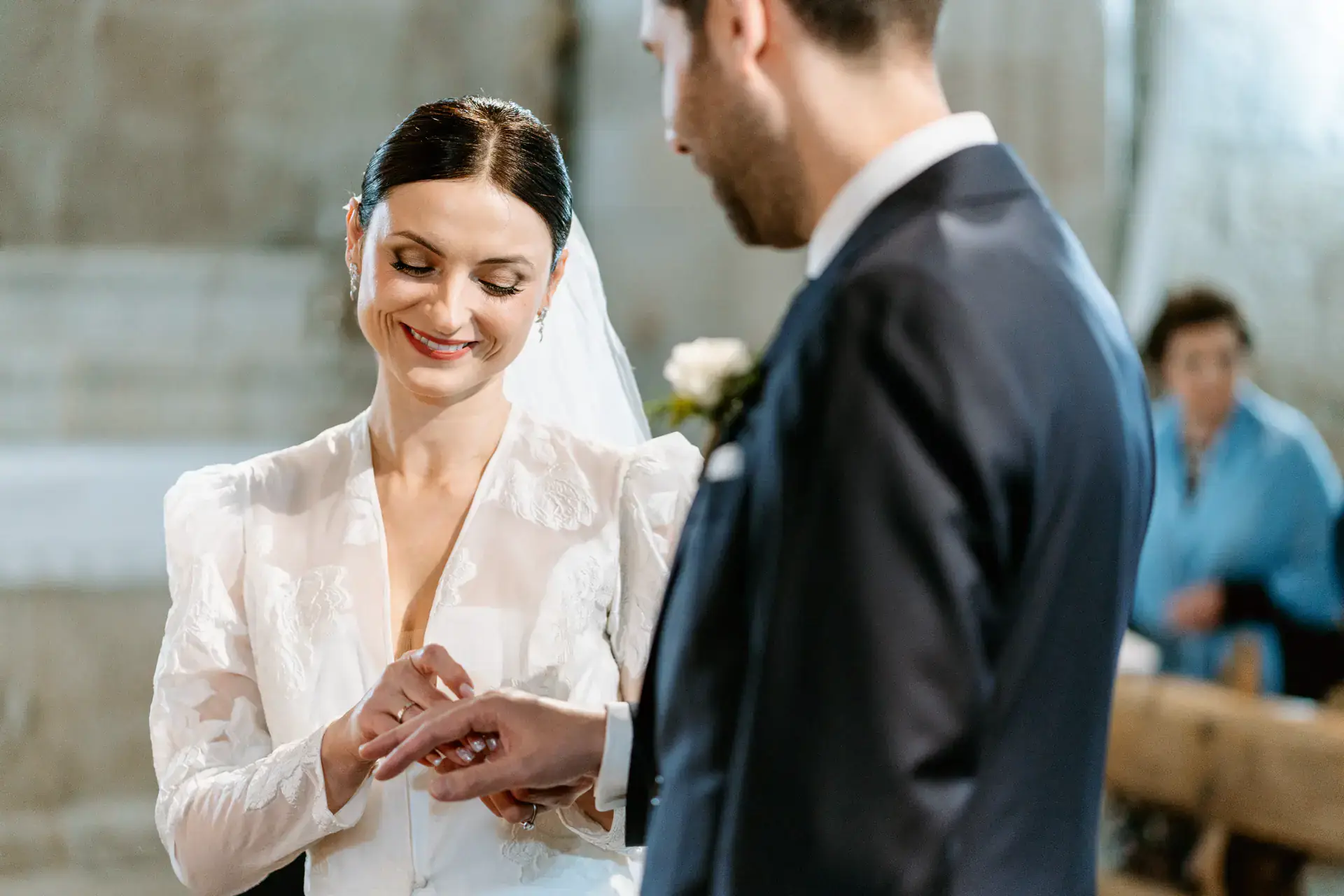 La novia pone el anillo al novio, en Cáceres