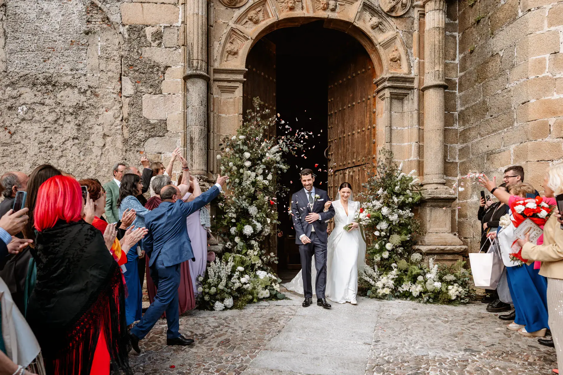 Los novios salen de la iglesia de San Mateo entre pétalos