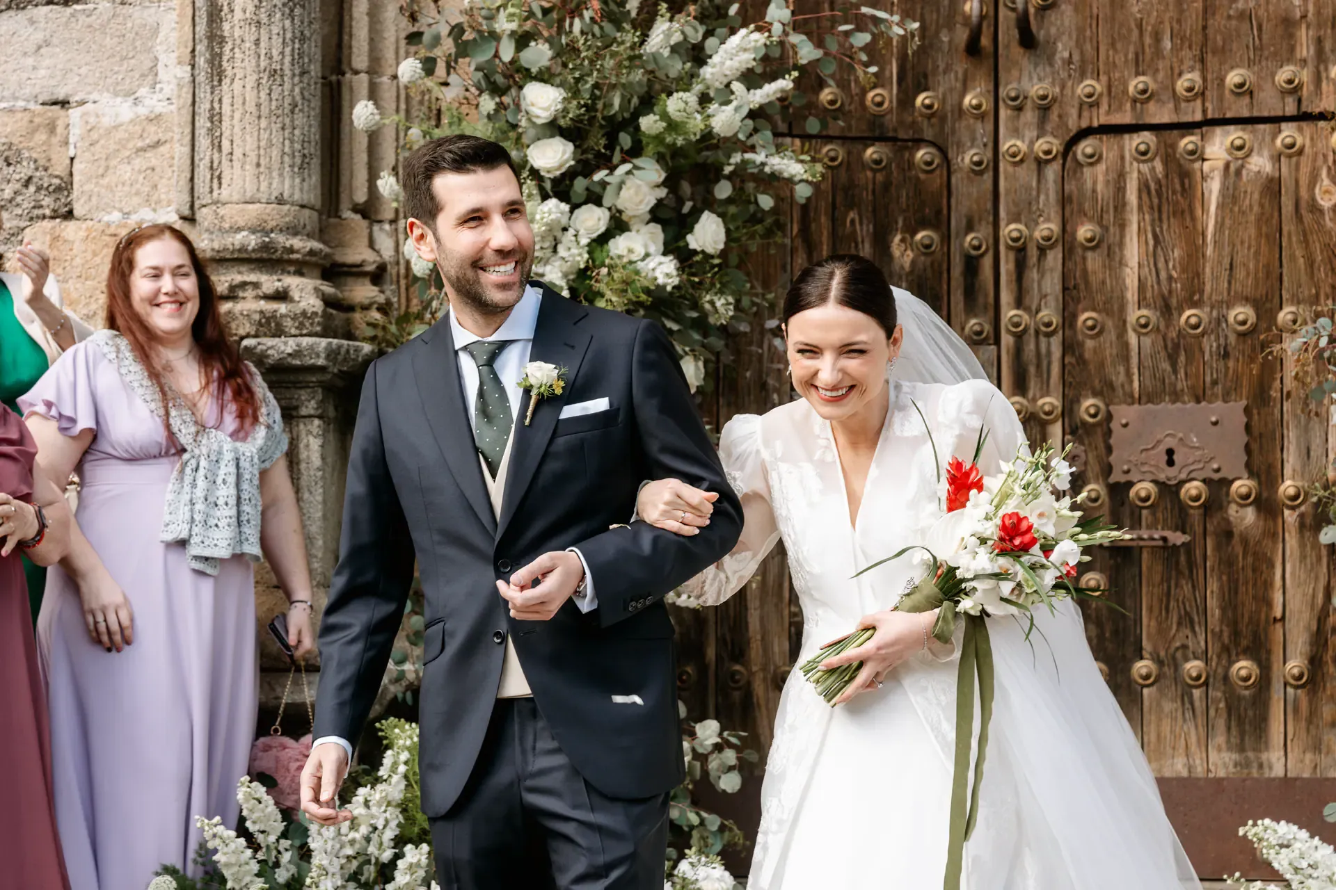 Los novios salen del brazo de la iglesia de San Mateo