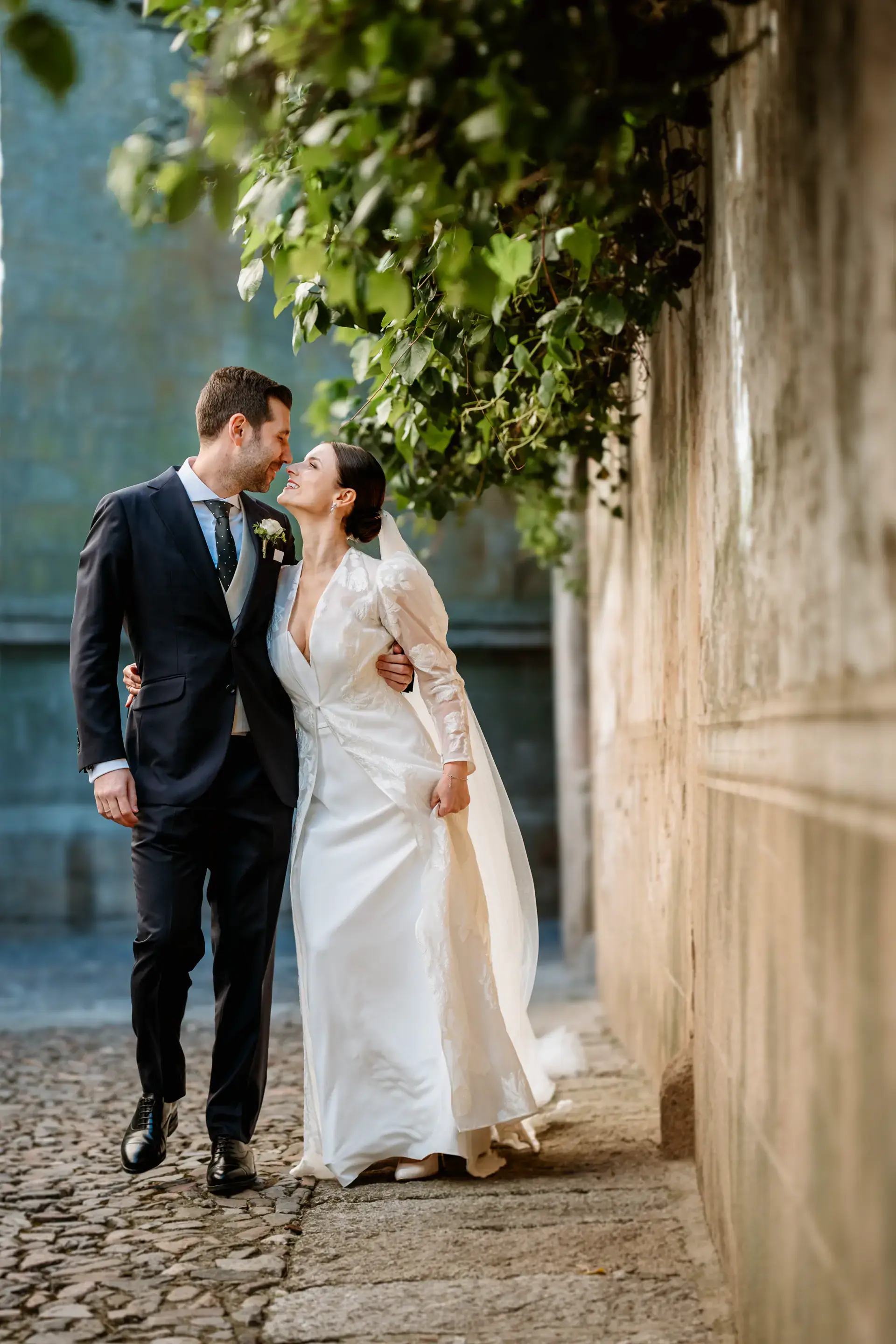 Los novios pasean por una calle empedrada de la ciudad monumental, en Cáceres