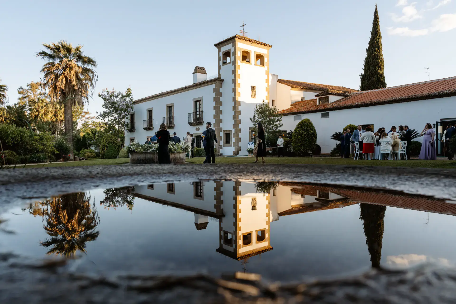 La casa de la Huerta del Conde reflejada en un charco del jardín