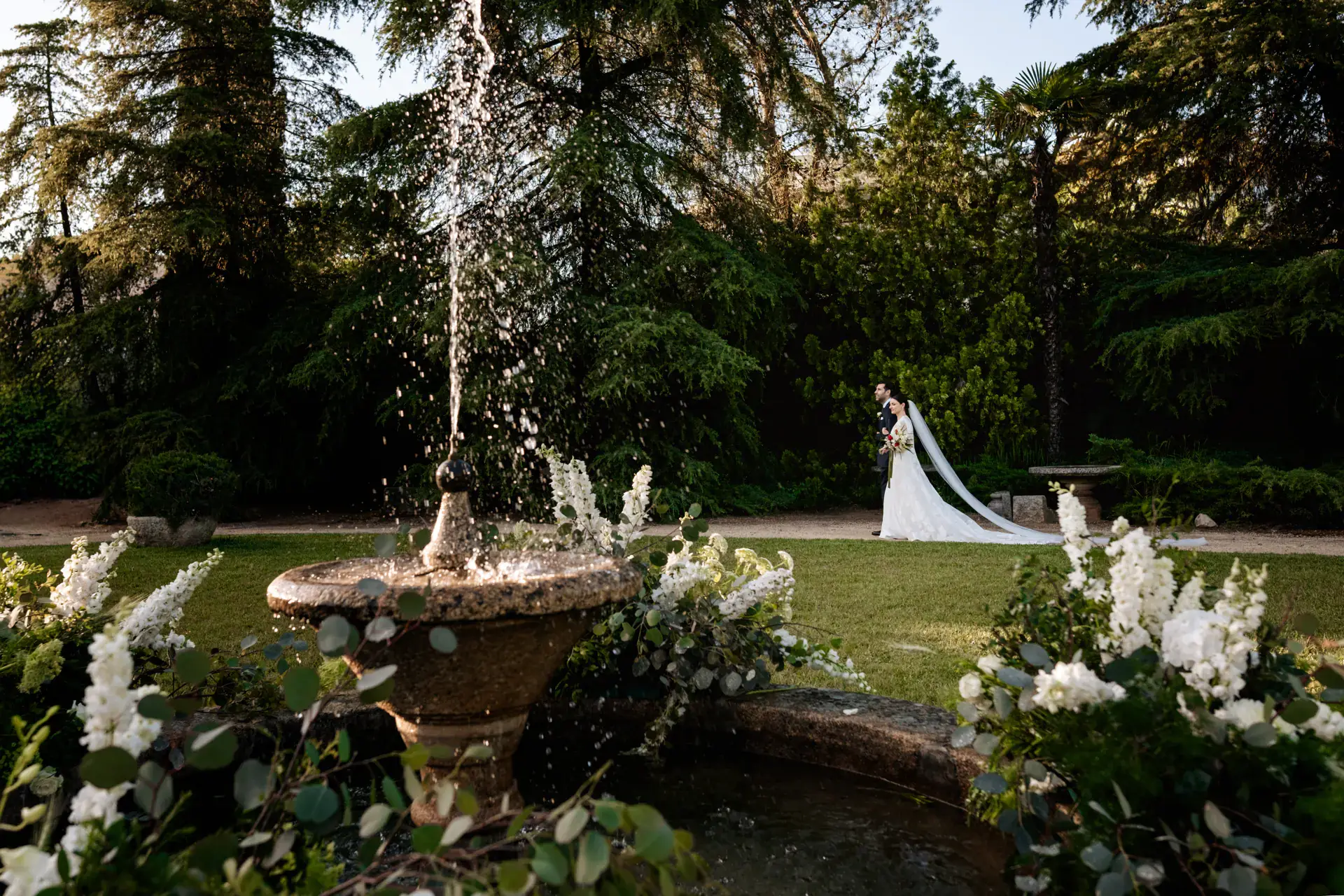La novia junto a la fuente del jardín de la Huerta del Conde