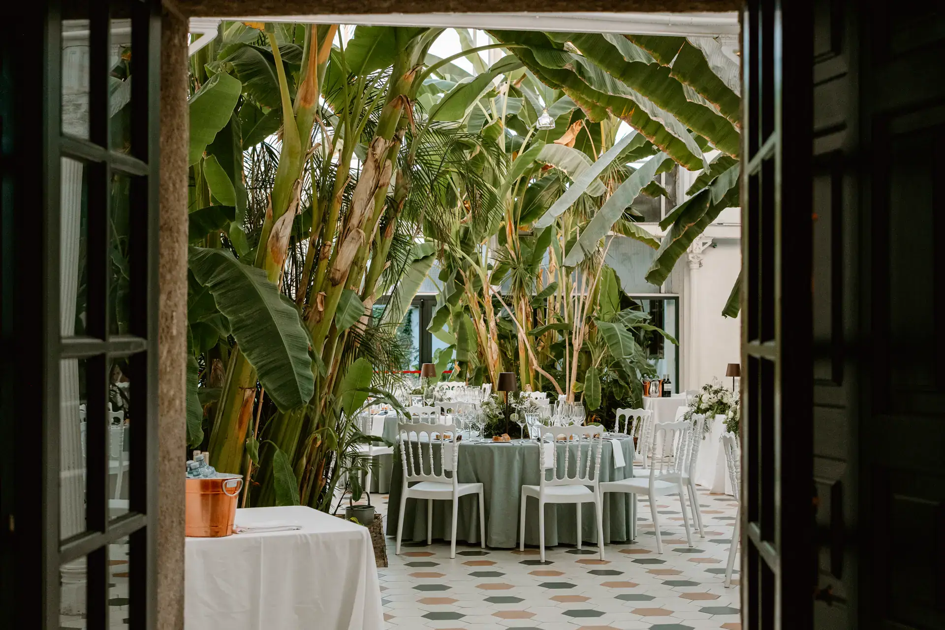 Las mesas de la cena en el invernadero de la Huerta del Conde