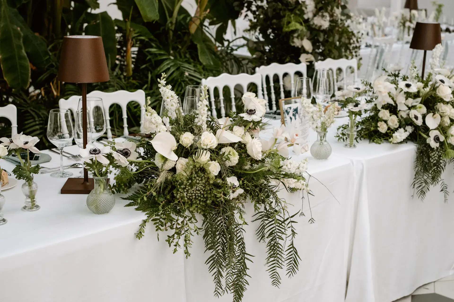 Centro de flores blancas en la mesa de los novios, en Cáceres