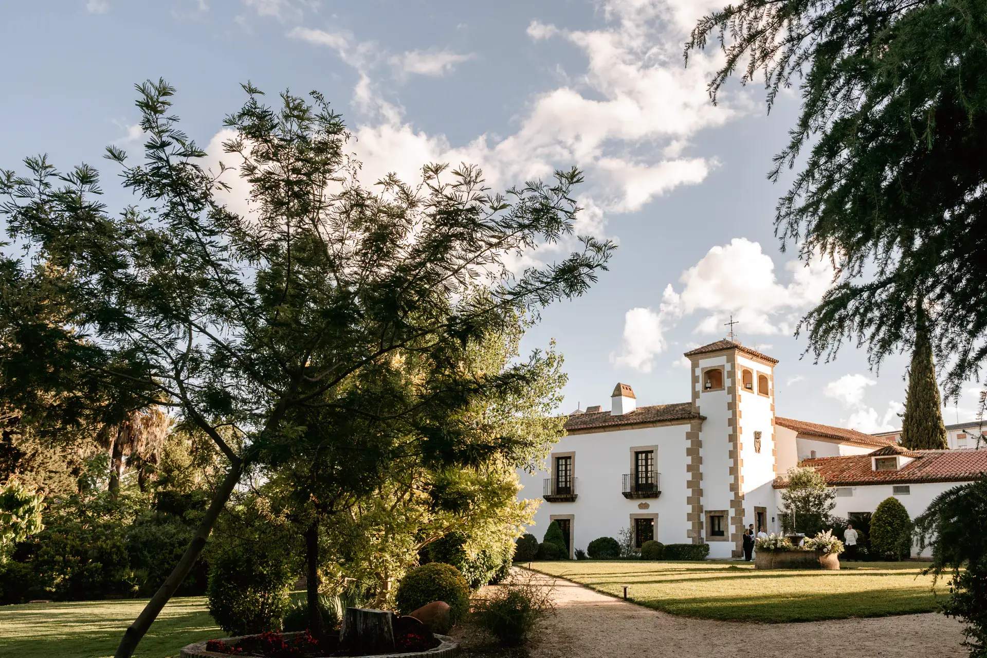 La casa de la Huerta del Conde entre los árboles del jardín