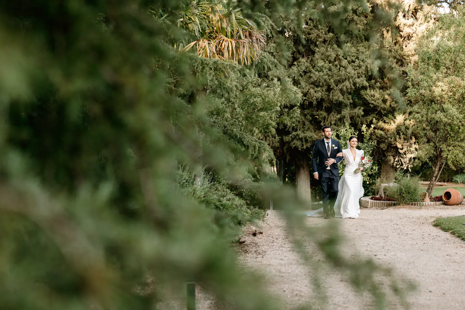 Los novios pasean por el jardín de la Huerta del Conde