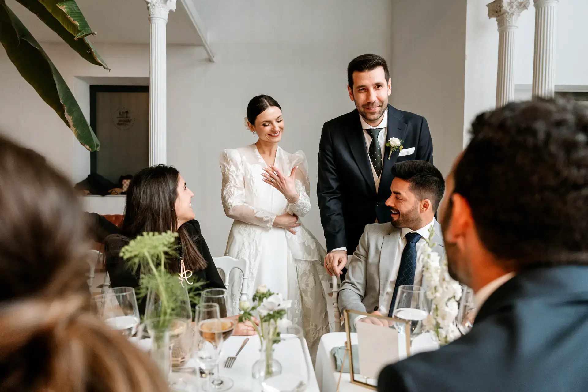 Los novios saludan a los invitados durante la cena, en Cáceres