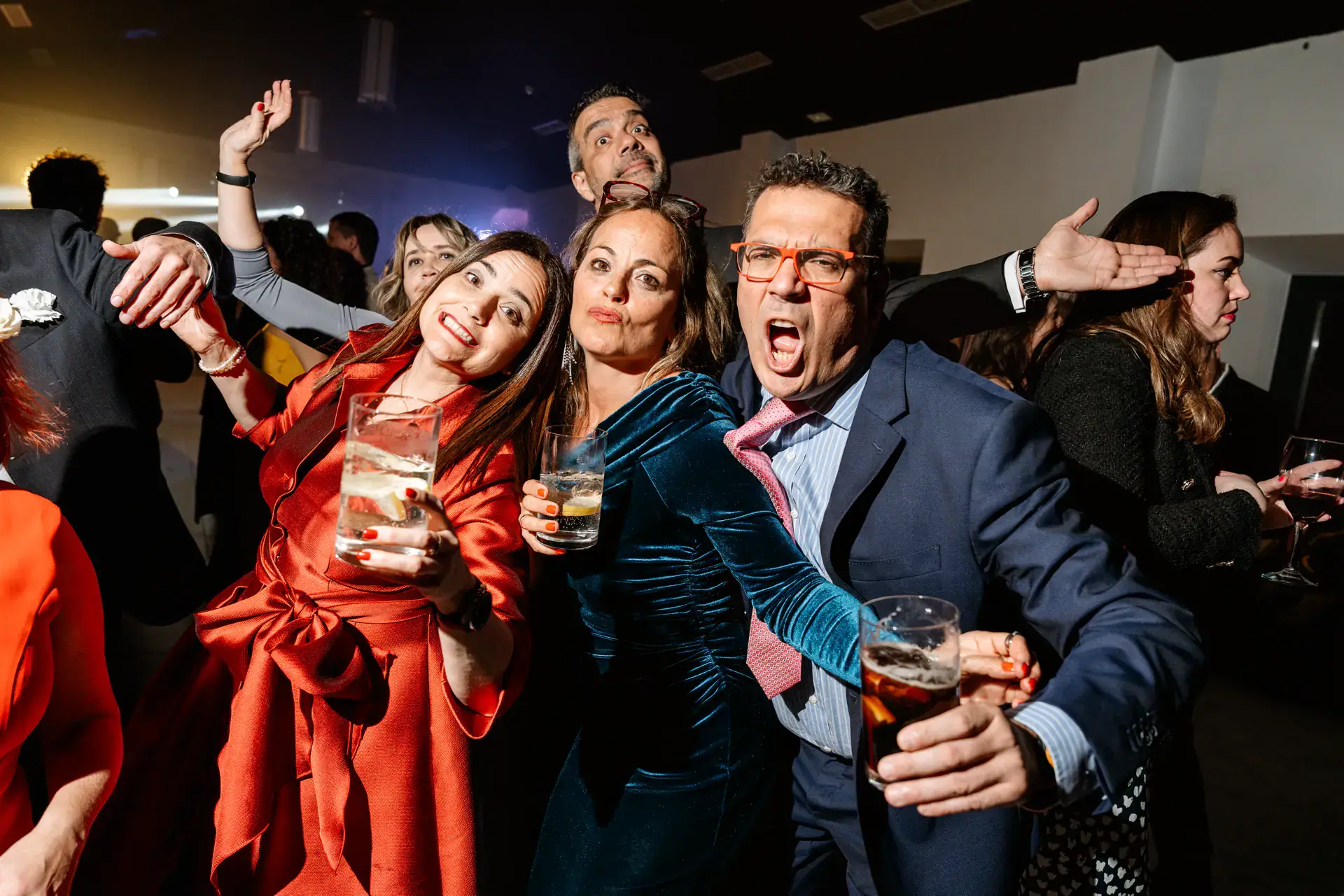 Los invitados bailan en la fiesta de la Huerta del Conde