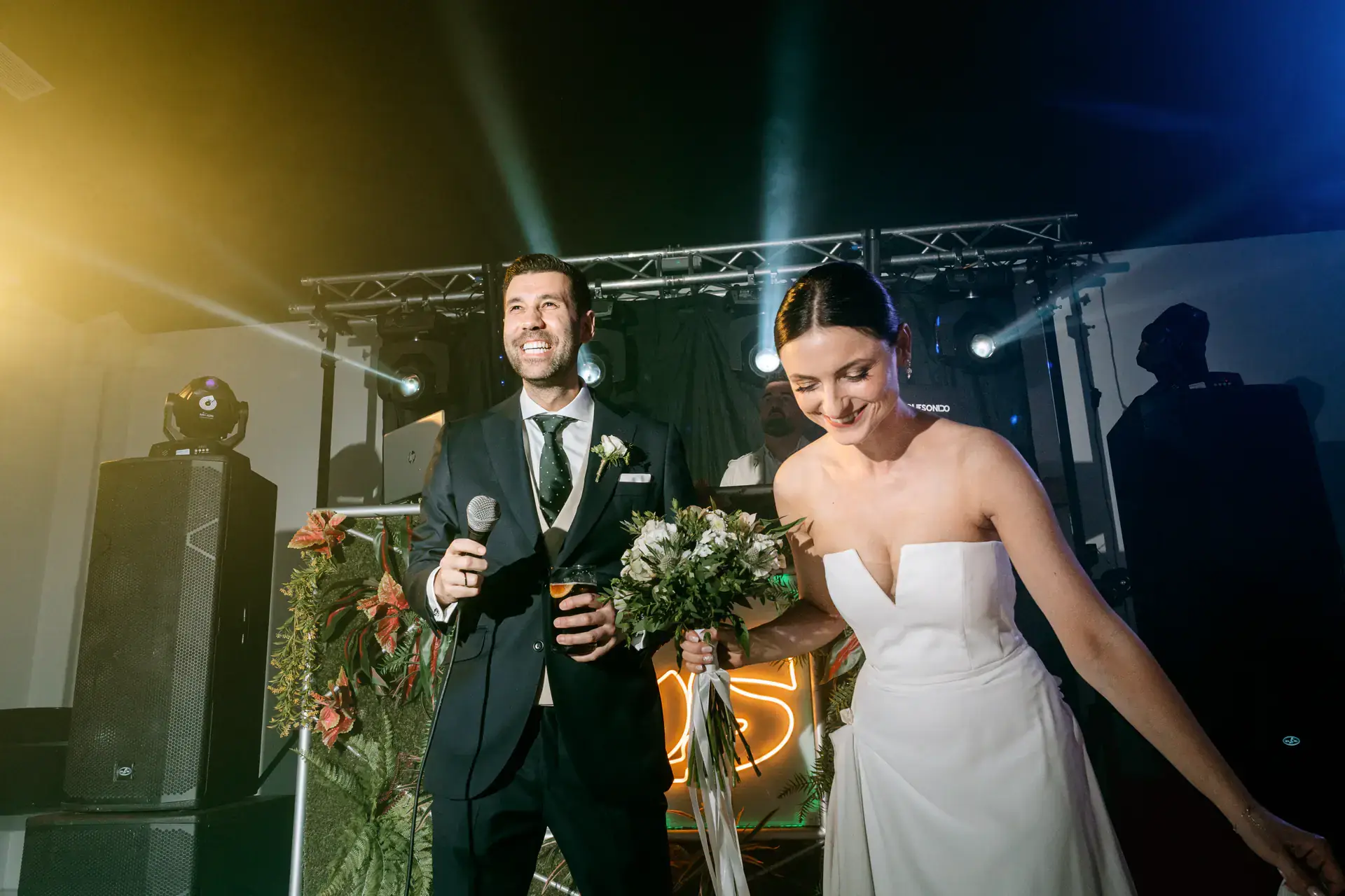 Los novios entran en la pista con el ramo, en Cáceres