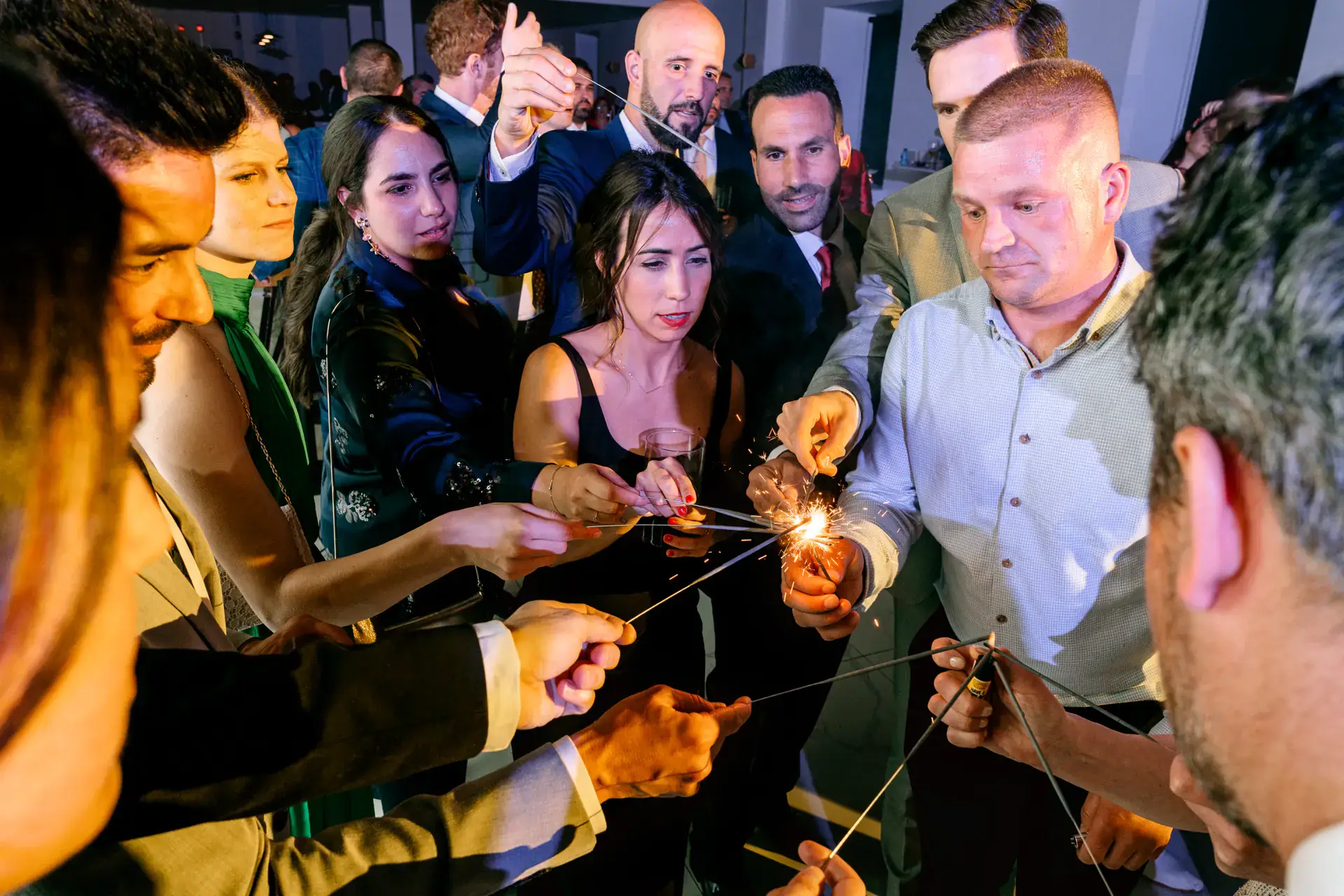Los invitados encienden bengalas en la fiesta, en Cáceres