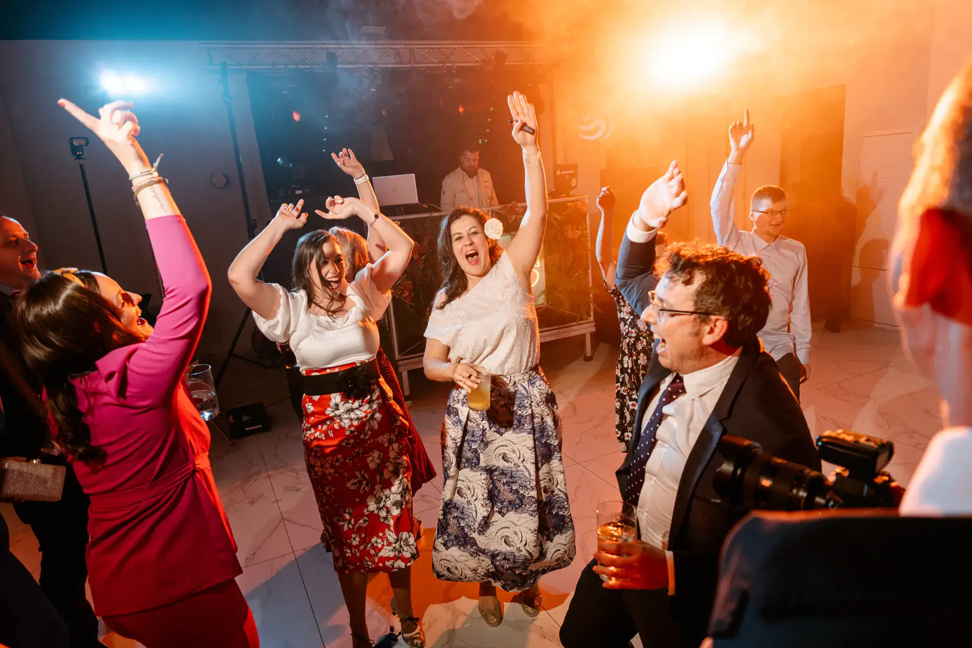 Las invitadas bailan con los brazos en alto, en Cáceres