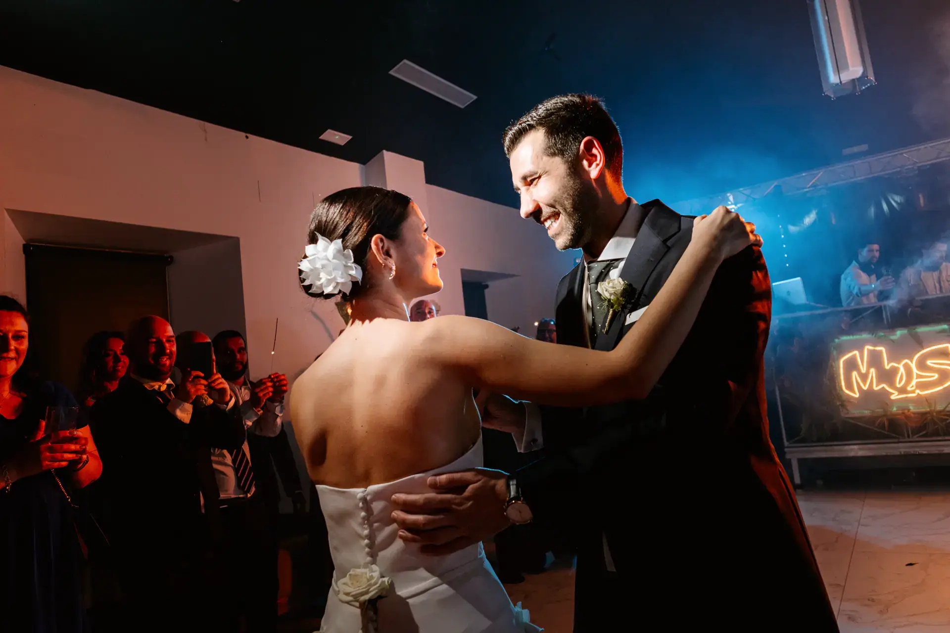 Los novios bailan en la pista con luces de colores, en Cáceres