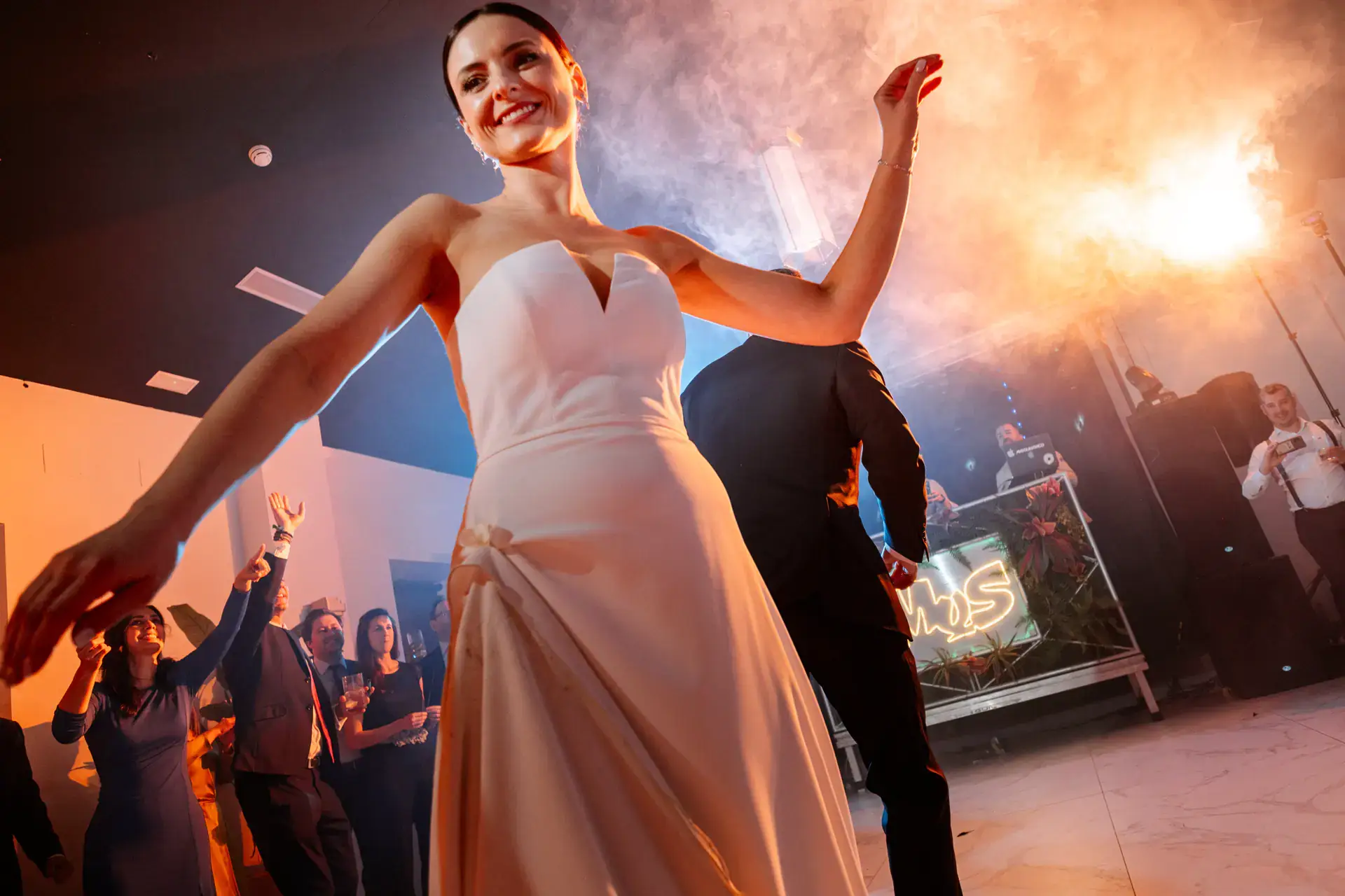 La novia baila entre humo y luces naranjas, en Cáceres