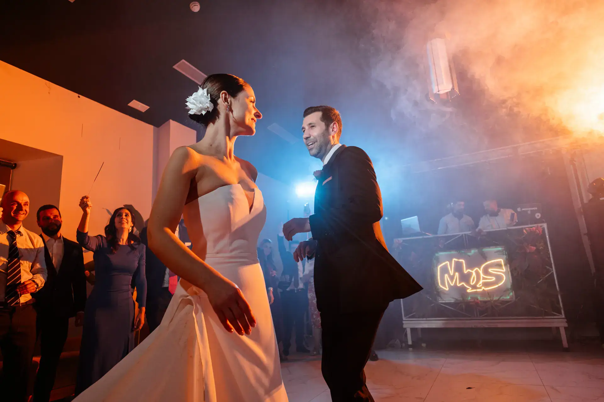 Los novios bailan junto a la cabina del DJ, en Cáceres