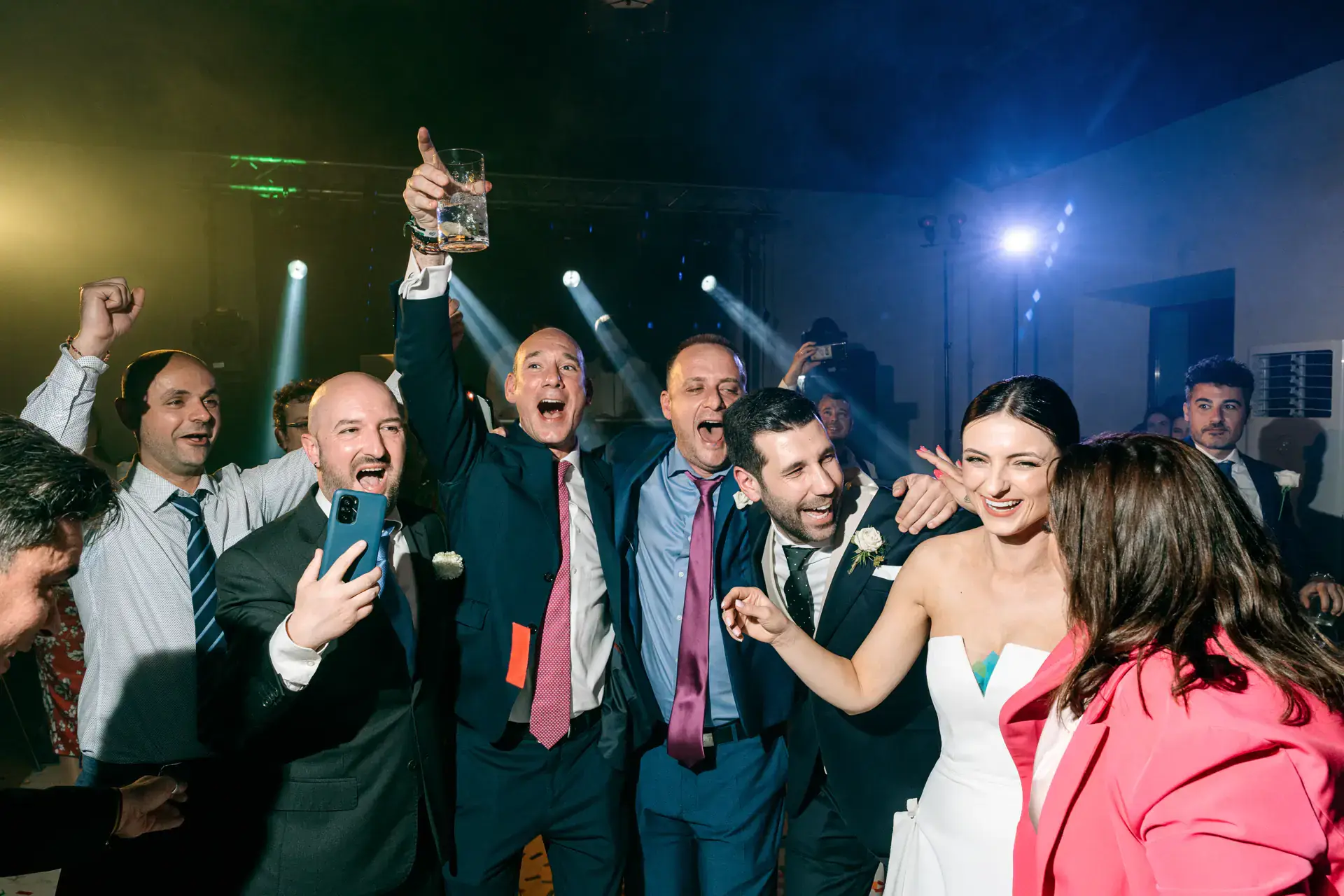 Los invitados celebran con los novios al final de la fiesta, en Cáceres
