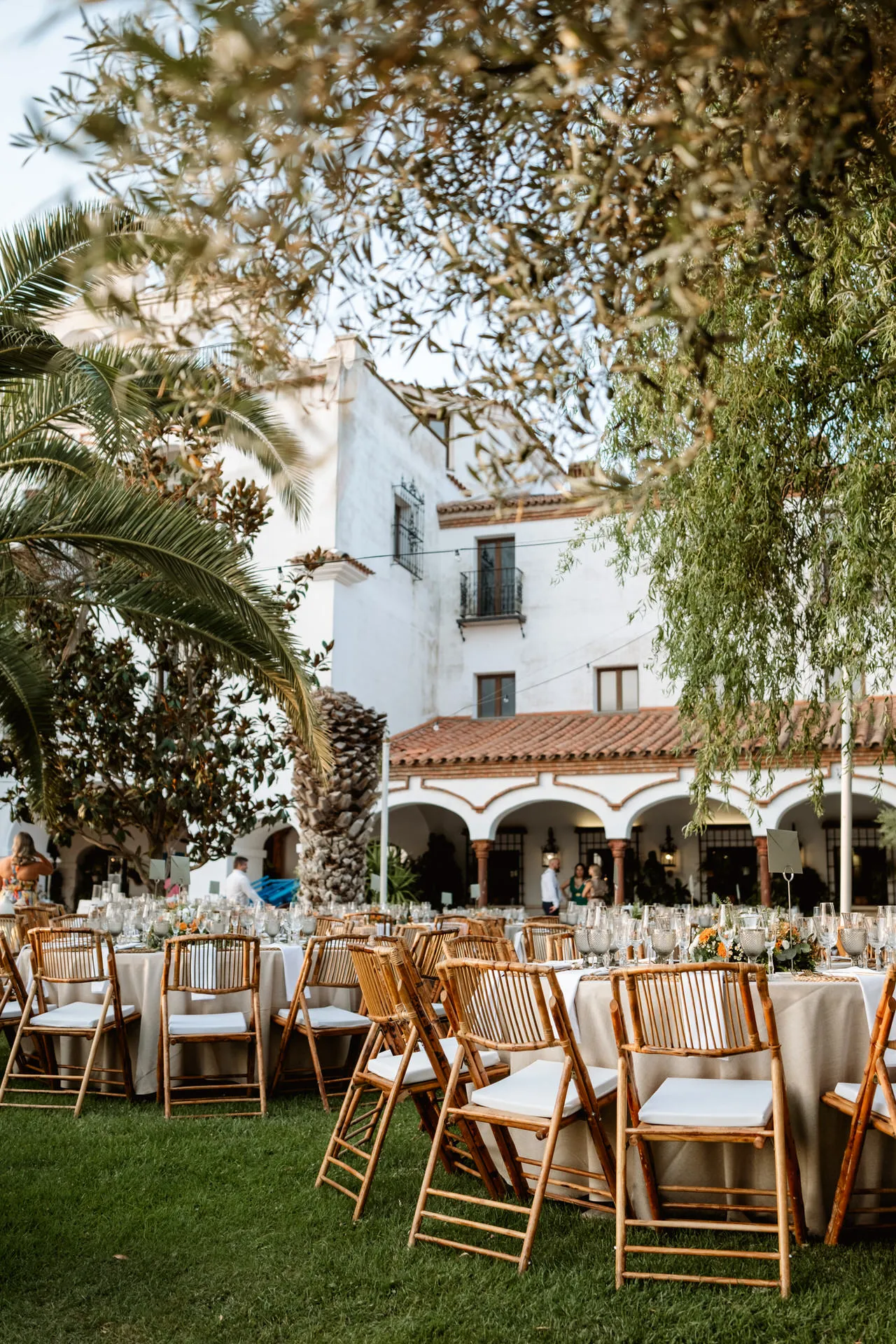 Mesas del banquete en el jardín de Bodegas Medina, Zafra