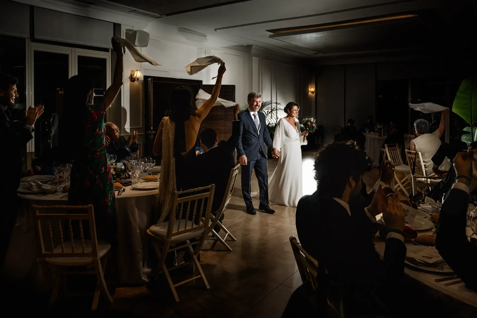 Una pareja entra al salón entre los aplausos de los invitados