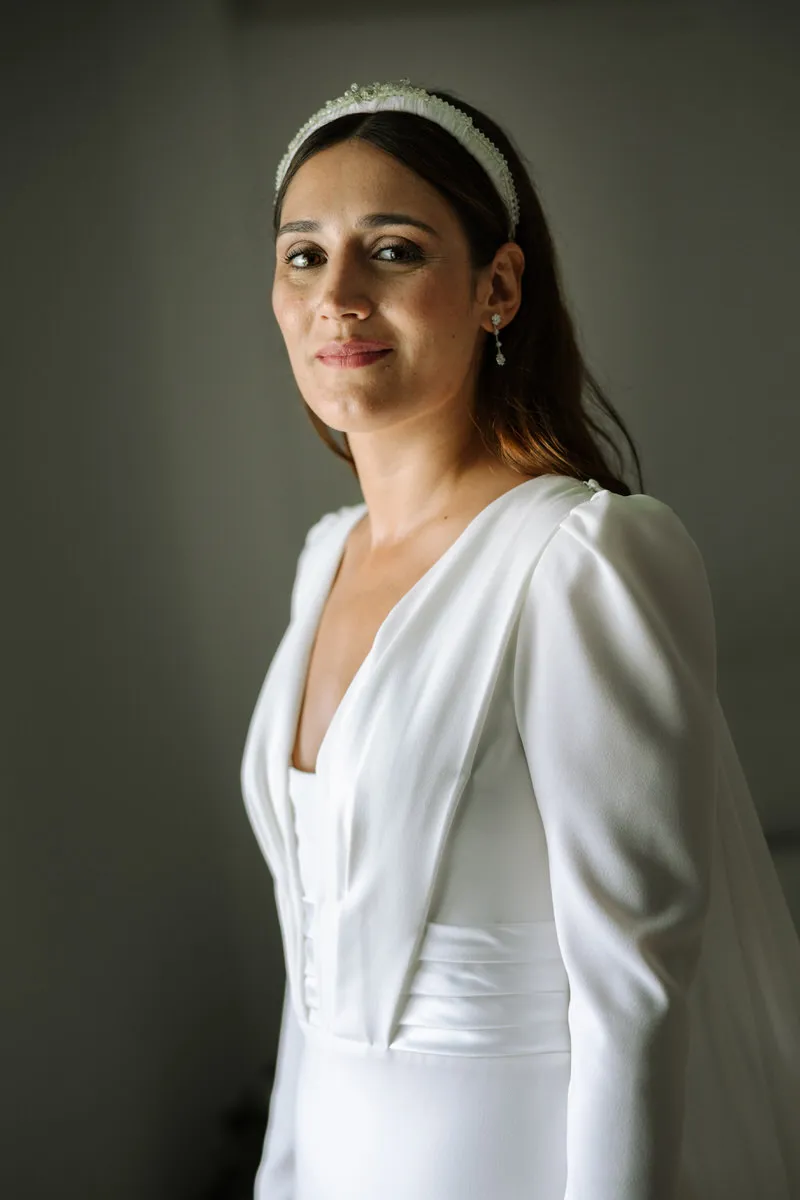 Retrato de novia con diadema y vestido de manga larga