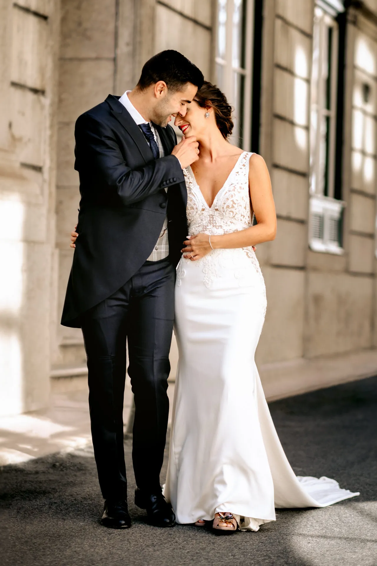 El novio besa la mano de la novia en una calle