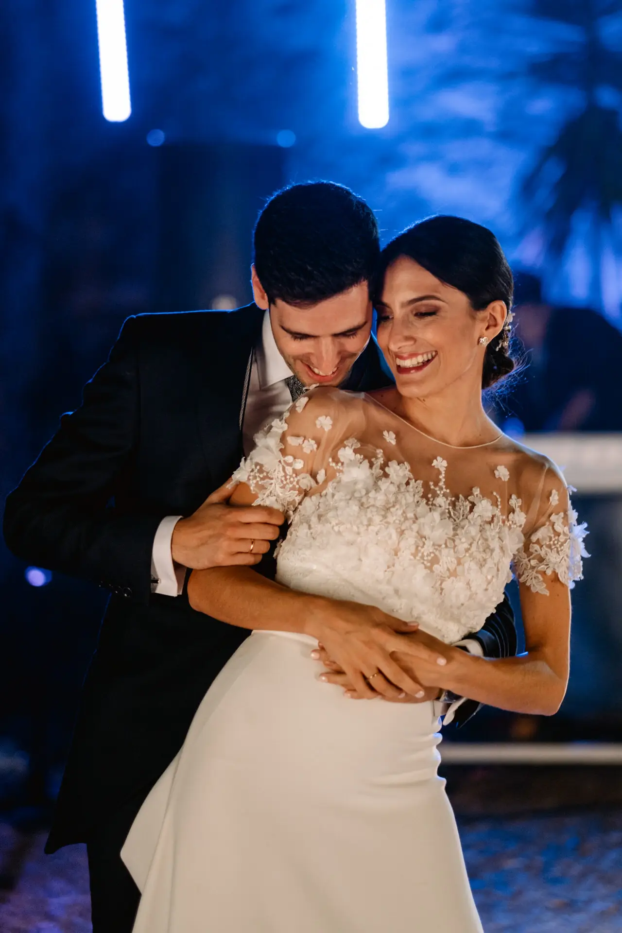 Rocío y Alberto abrazados bajo la luz azul de la fiesta, en Jerez de los Caballeros
