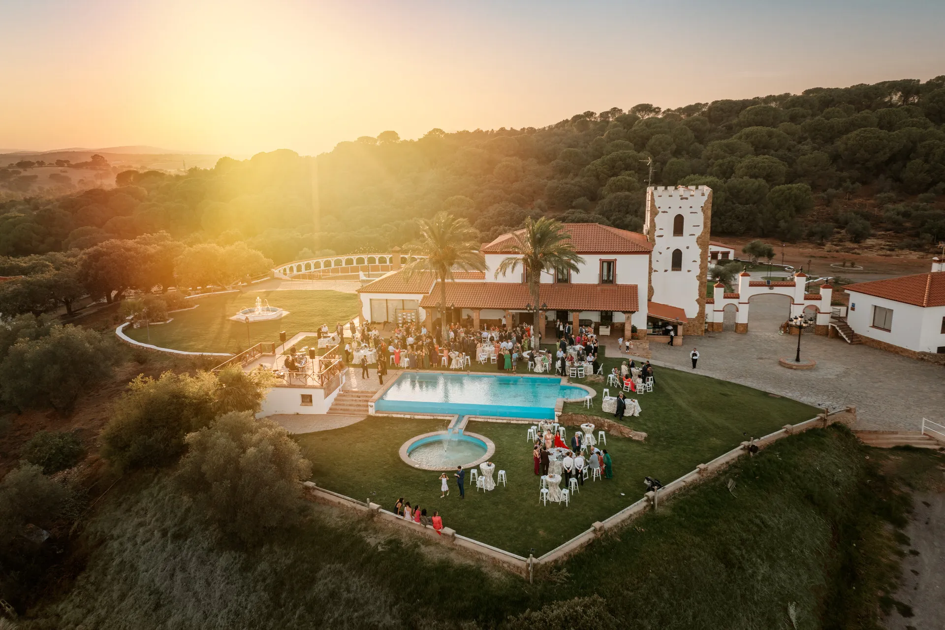 Vista aérea de una finca de bodas al atardecer con piscina