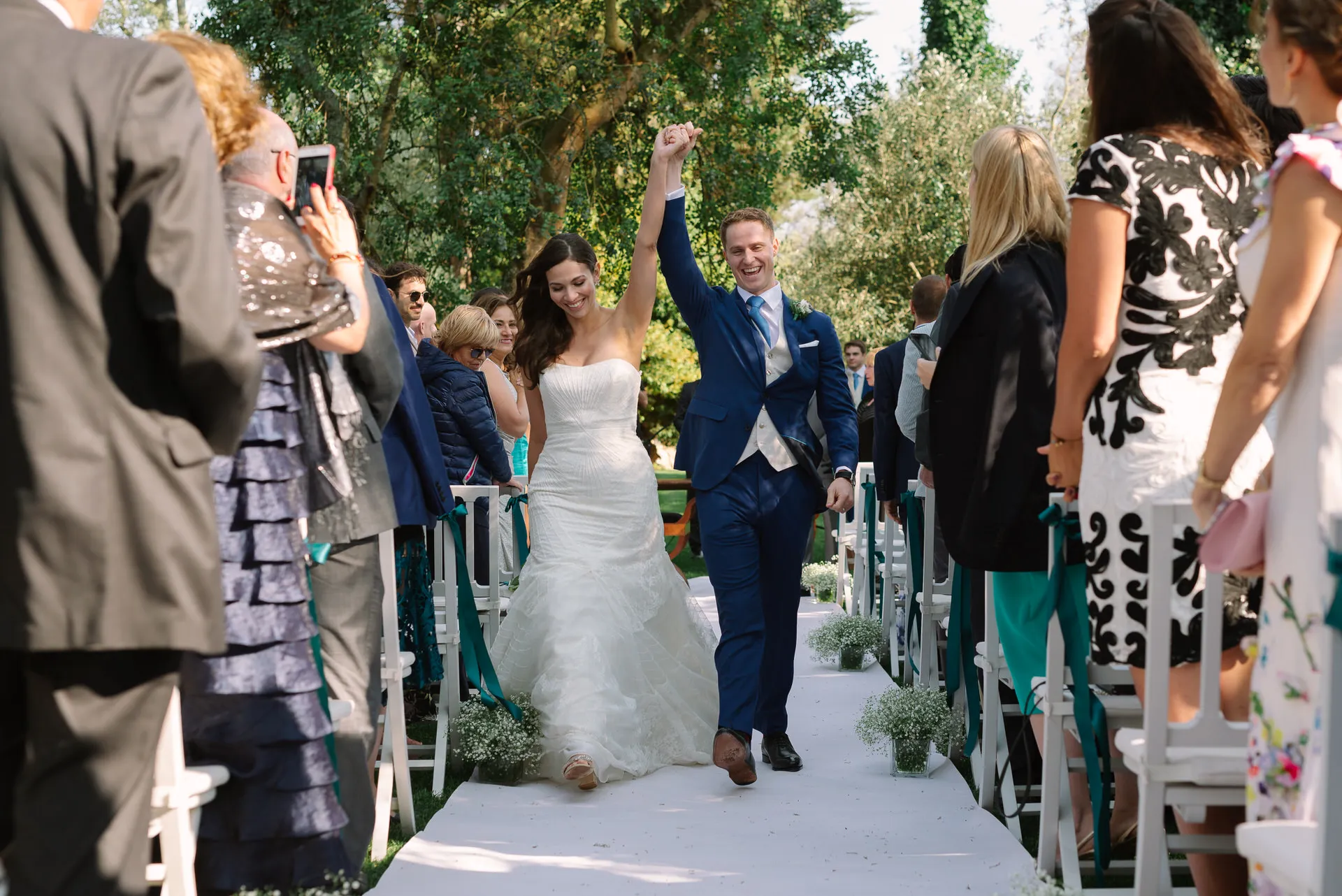 Alana y Quinn salen de la ceremonia entre los invitados en la Quinta da Grila (Lisboa)