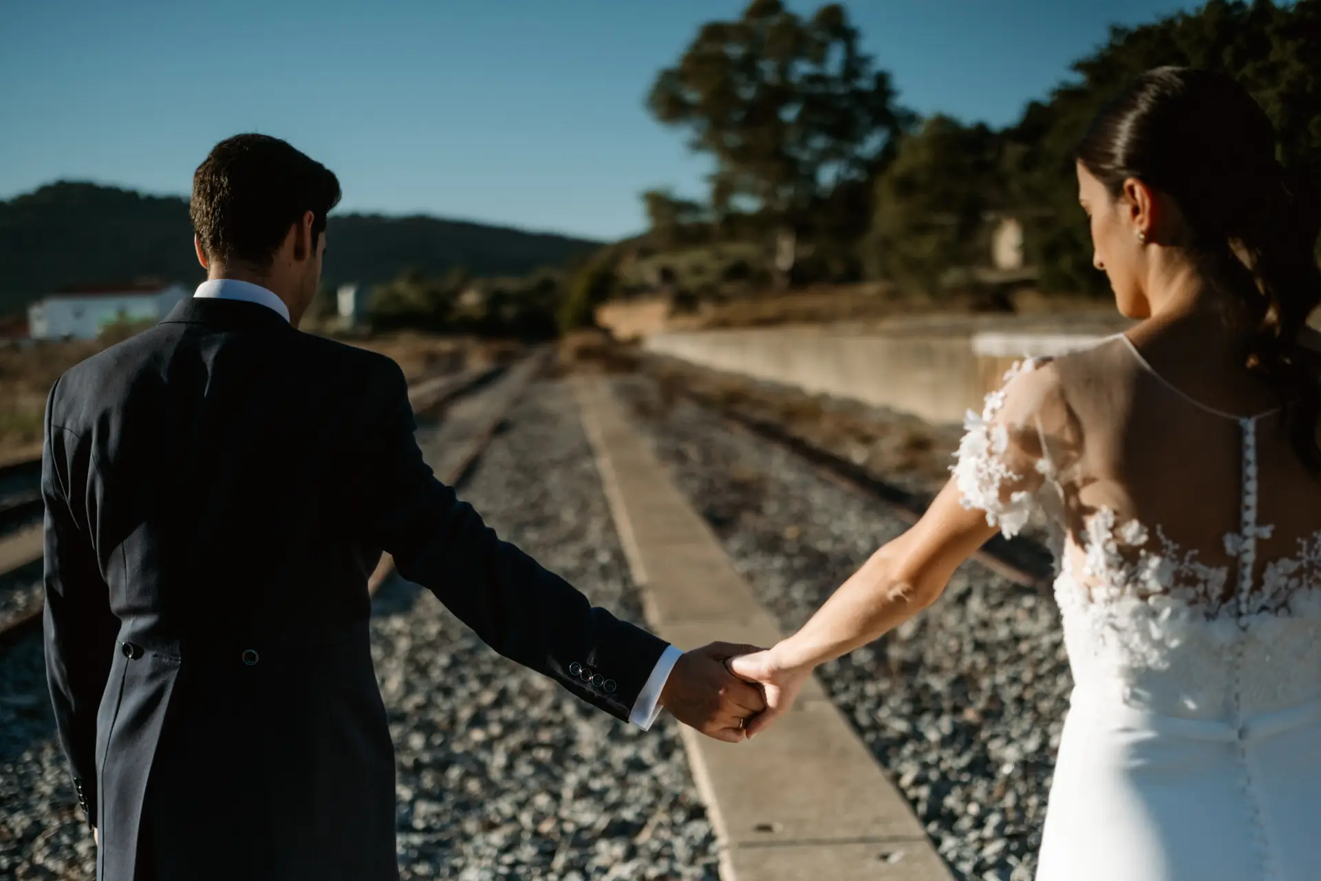 Postboda: Rocío y Alberto de la mano junto a unas vías de tren