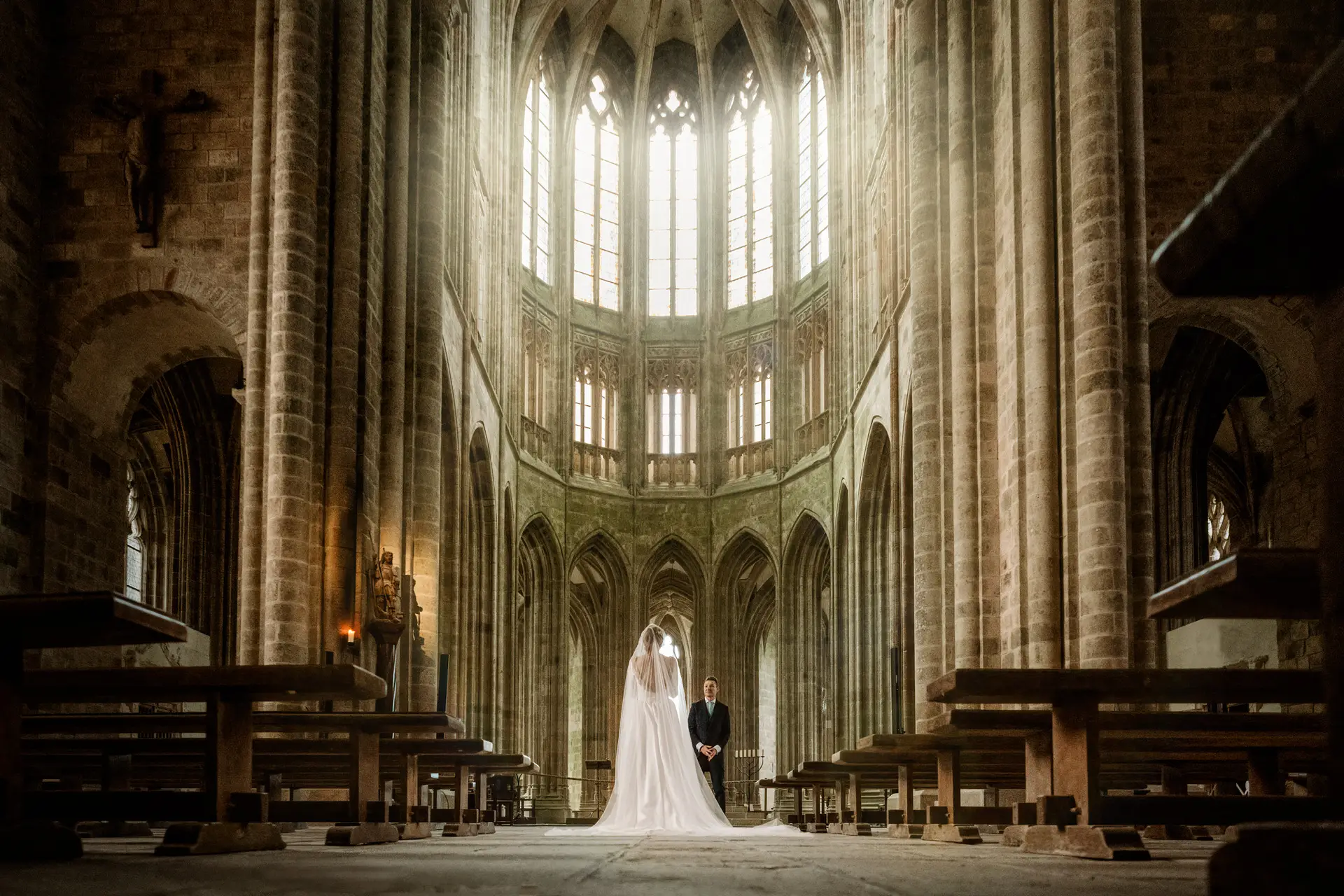 Los novios en la nave gótica de la abadía del Mont Saint-Michel